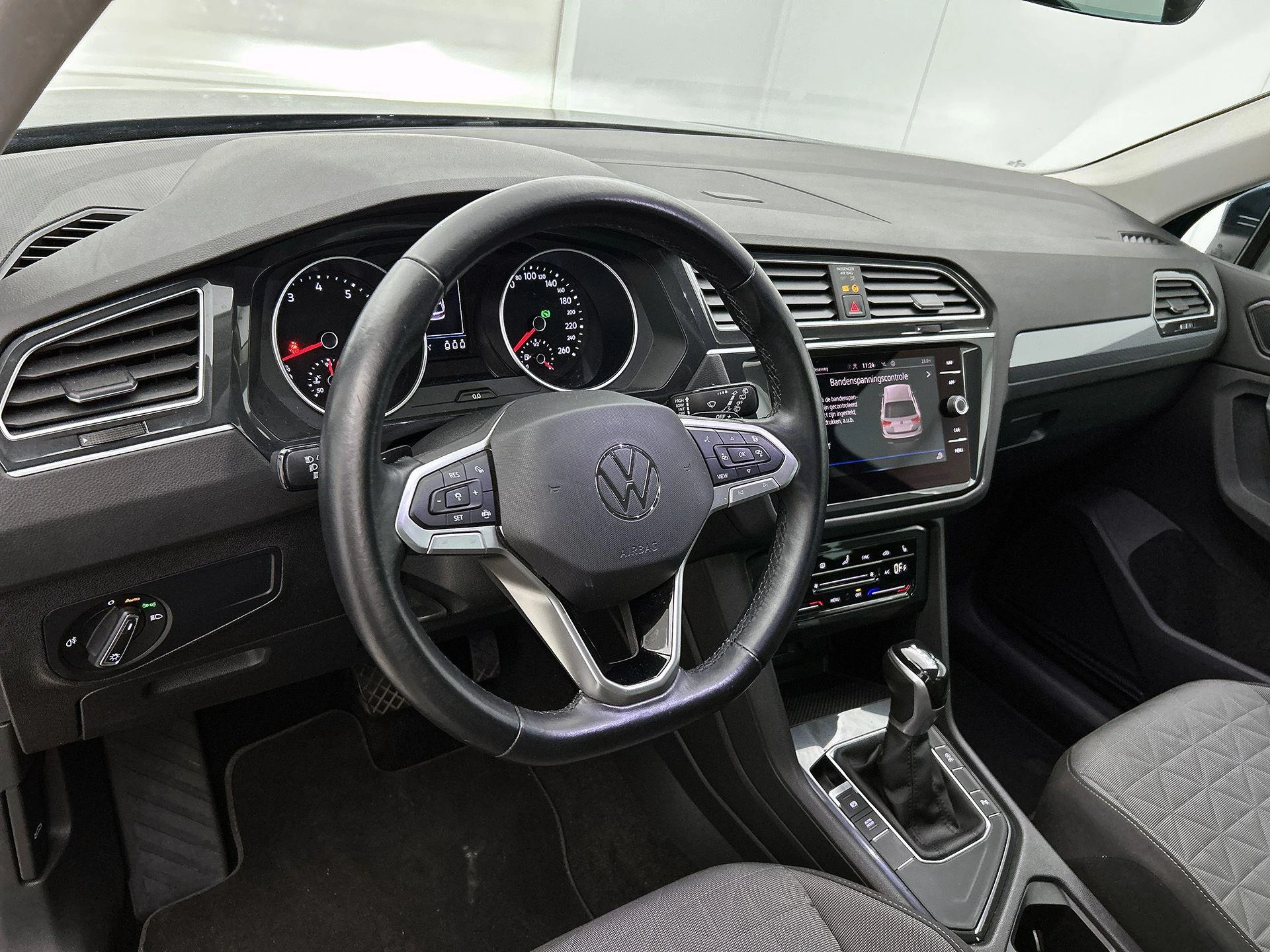 Volkswagen-Tiguan-image-17