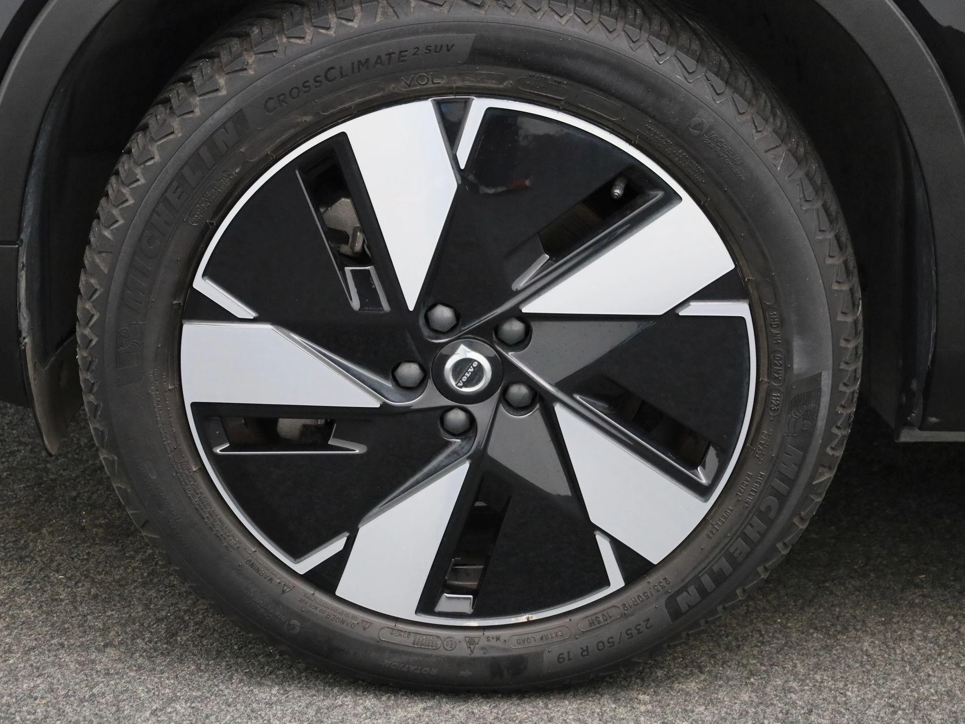 Volvo-EX40-image-13