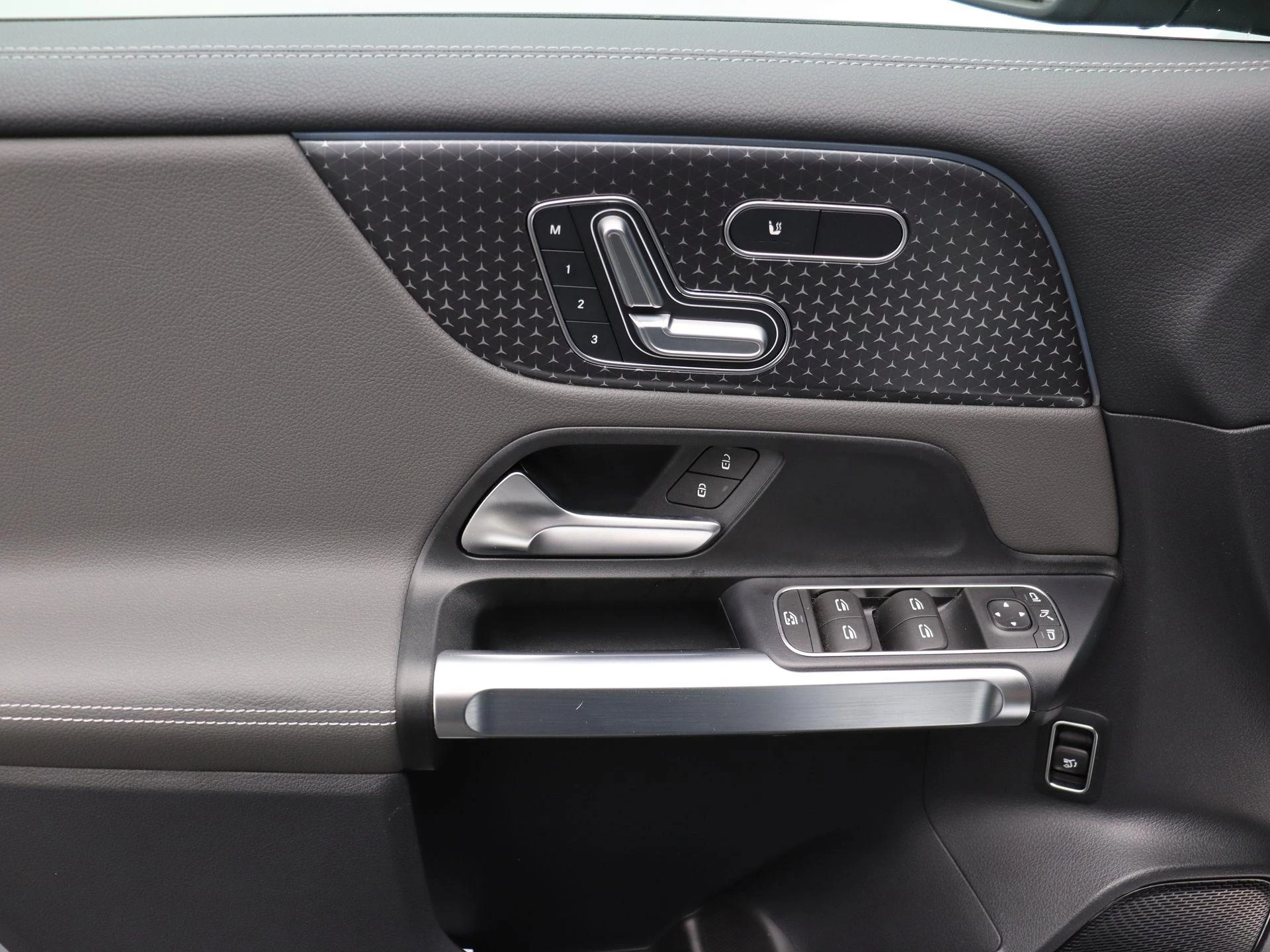 Mercedes-Benz-EQB-image-7