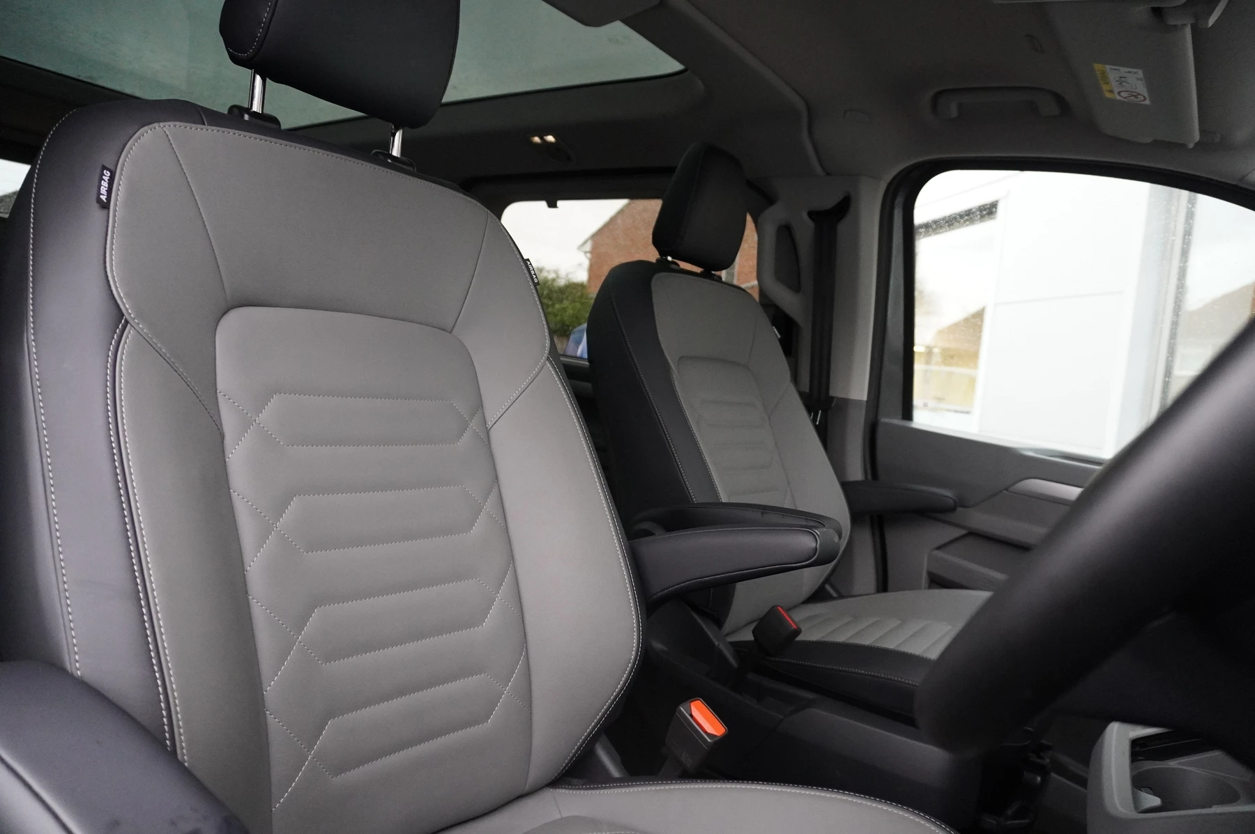 Volkswagen-Transporter-image-38