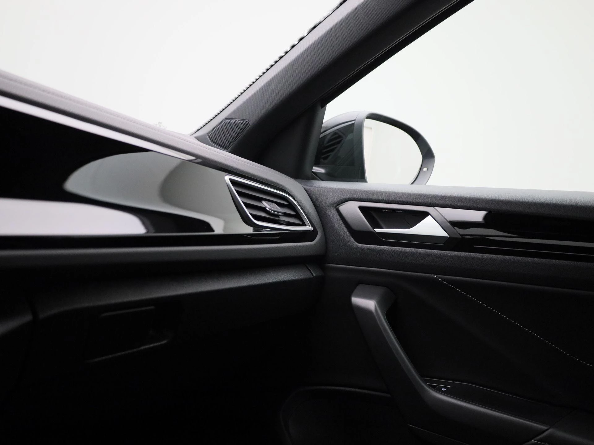 Volkswagen-T-Roc-image-23