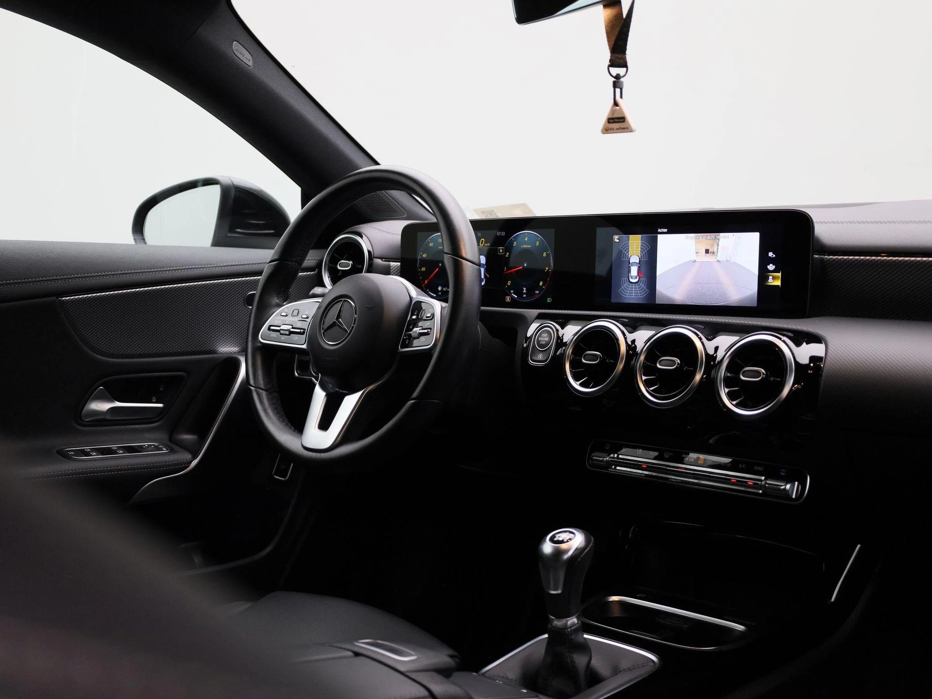 Mercedes-Benz-CLA-image-36
