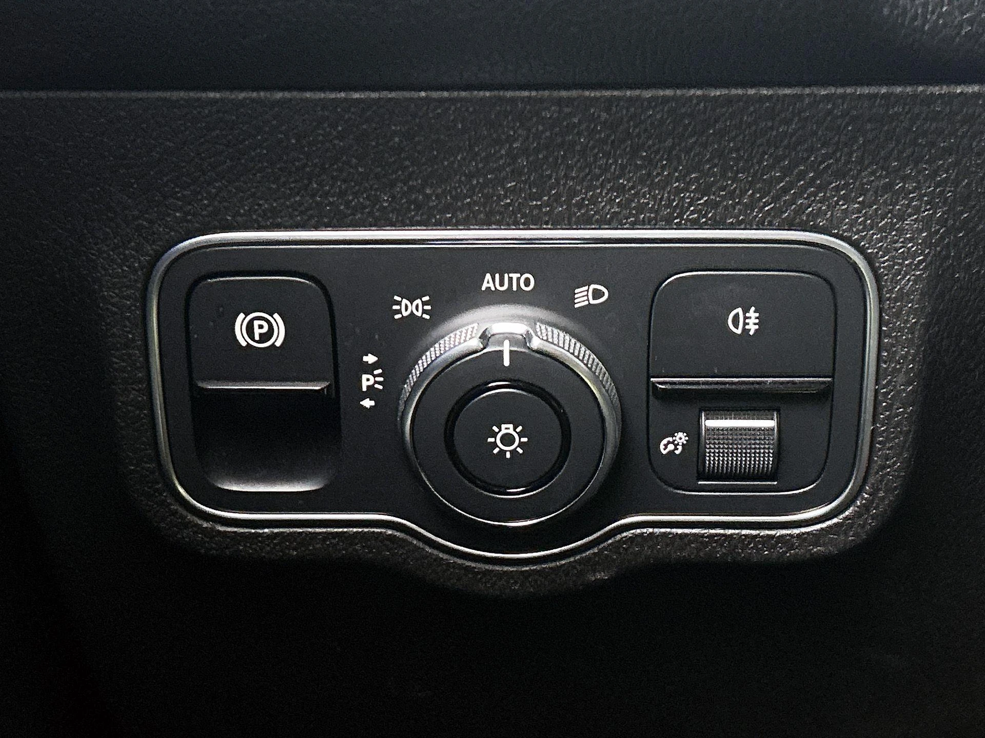 Mercedes-Benz-GLB-image-30