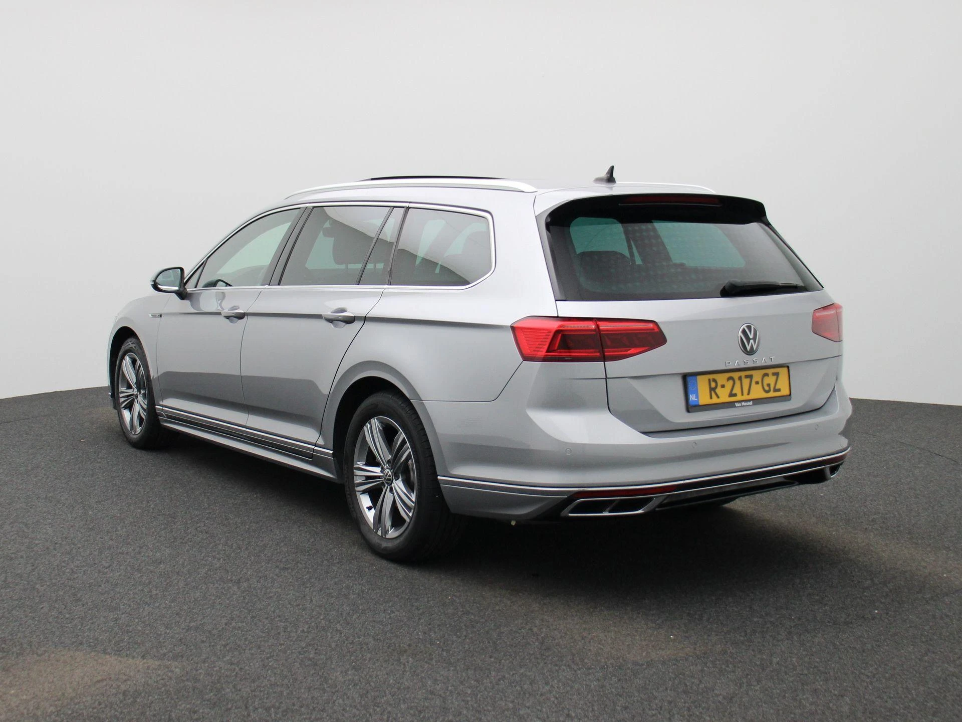 Volkswagen-Passat-image-1