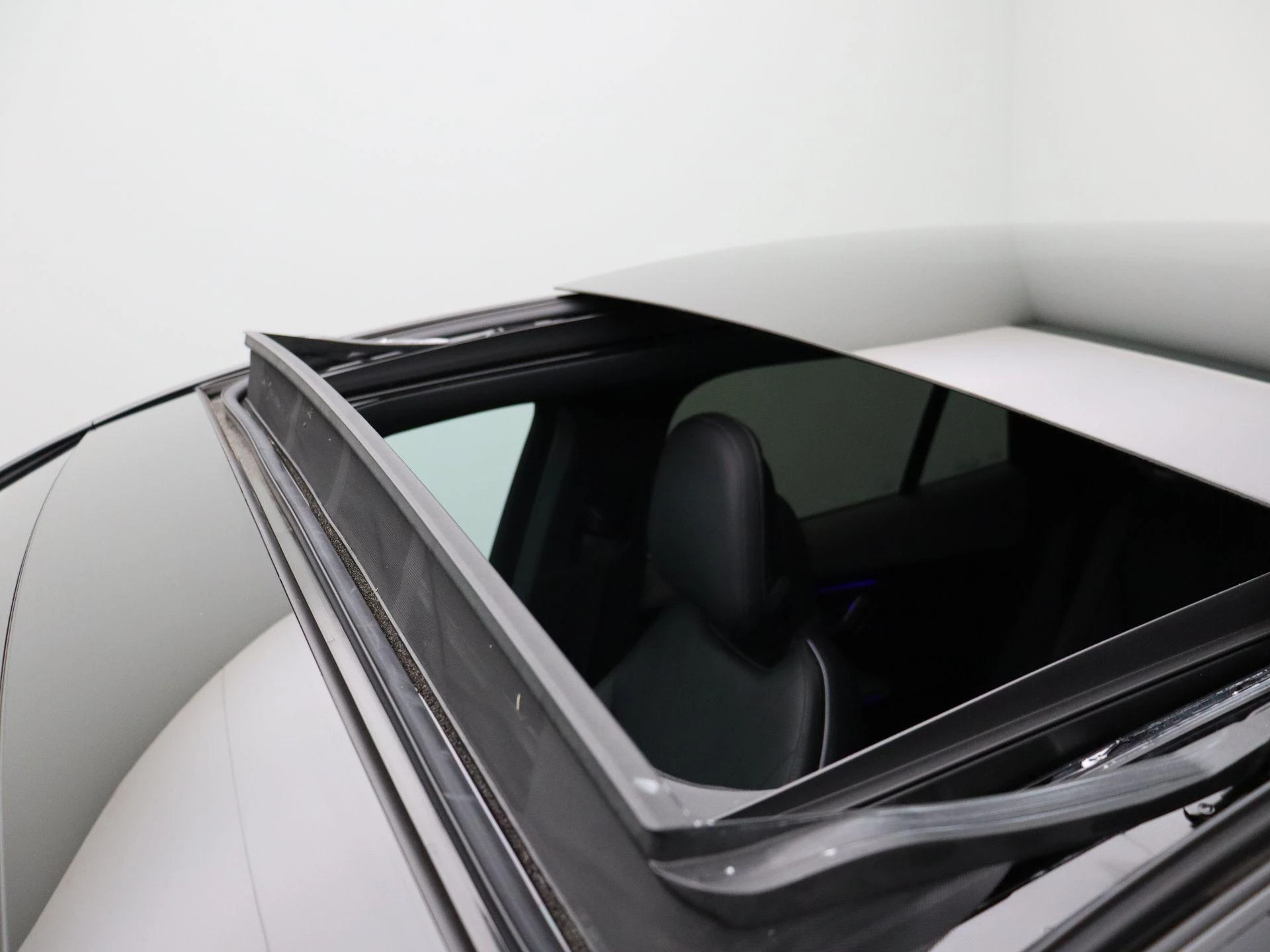 Mercedes-Benz-EQE-image-15