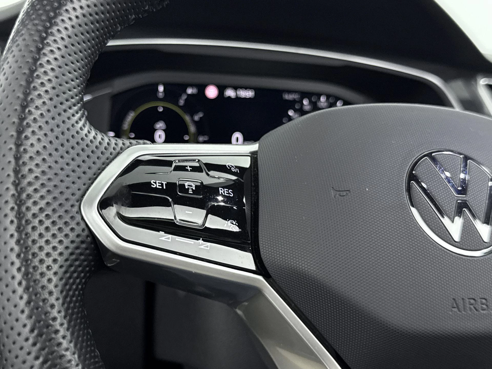 Volkswagen-Tiguan-image-5