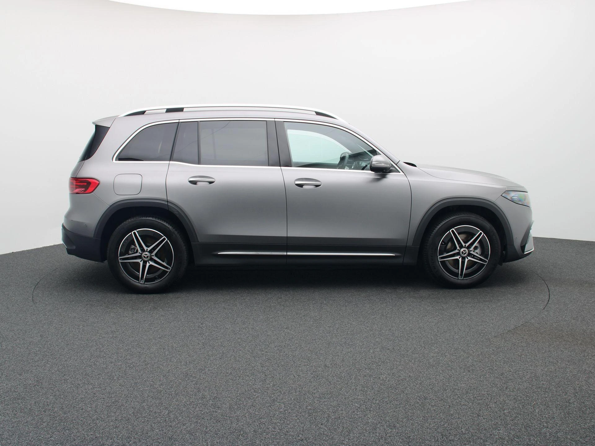 Mercedes-Benz-EQB-image-5