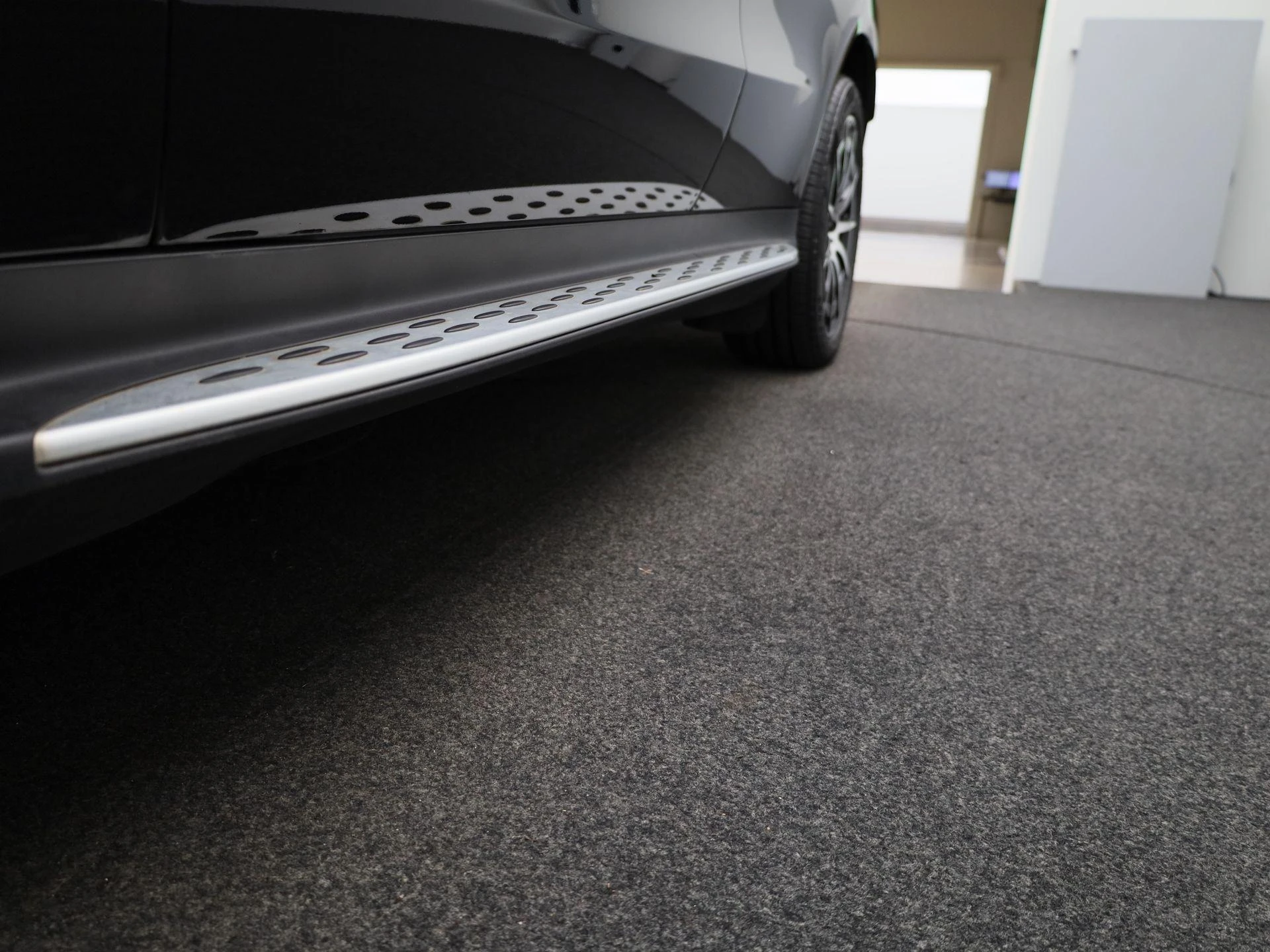 Mercedes-Benz-EQC-image-17