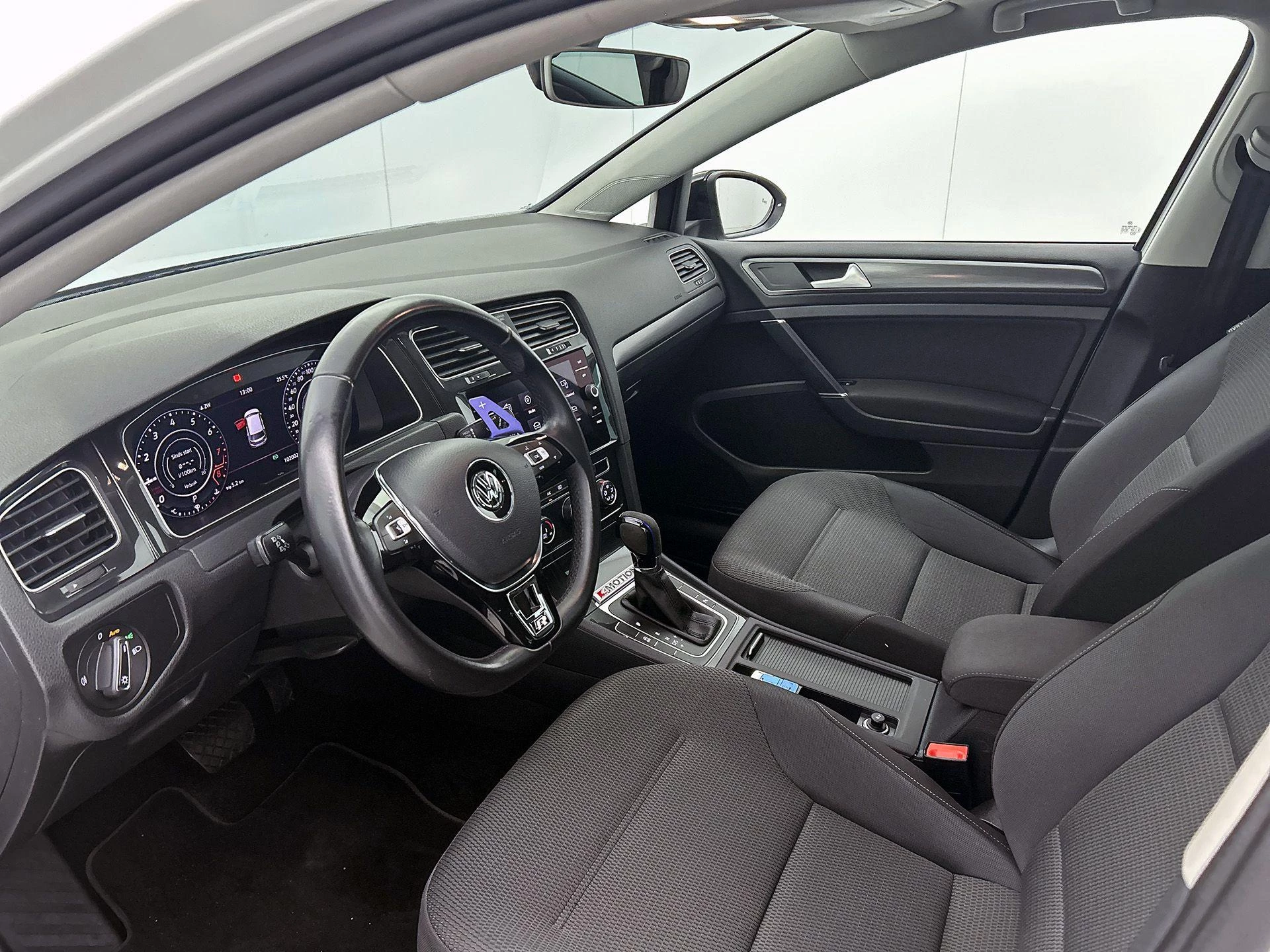 Volkswagen-Golf-image-13