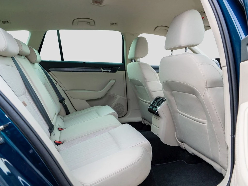 Škoda Superb Combi 2.0 TDI DSG Style Business, AHK