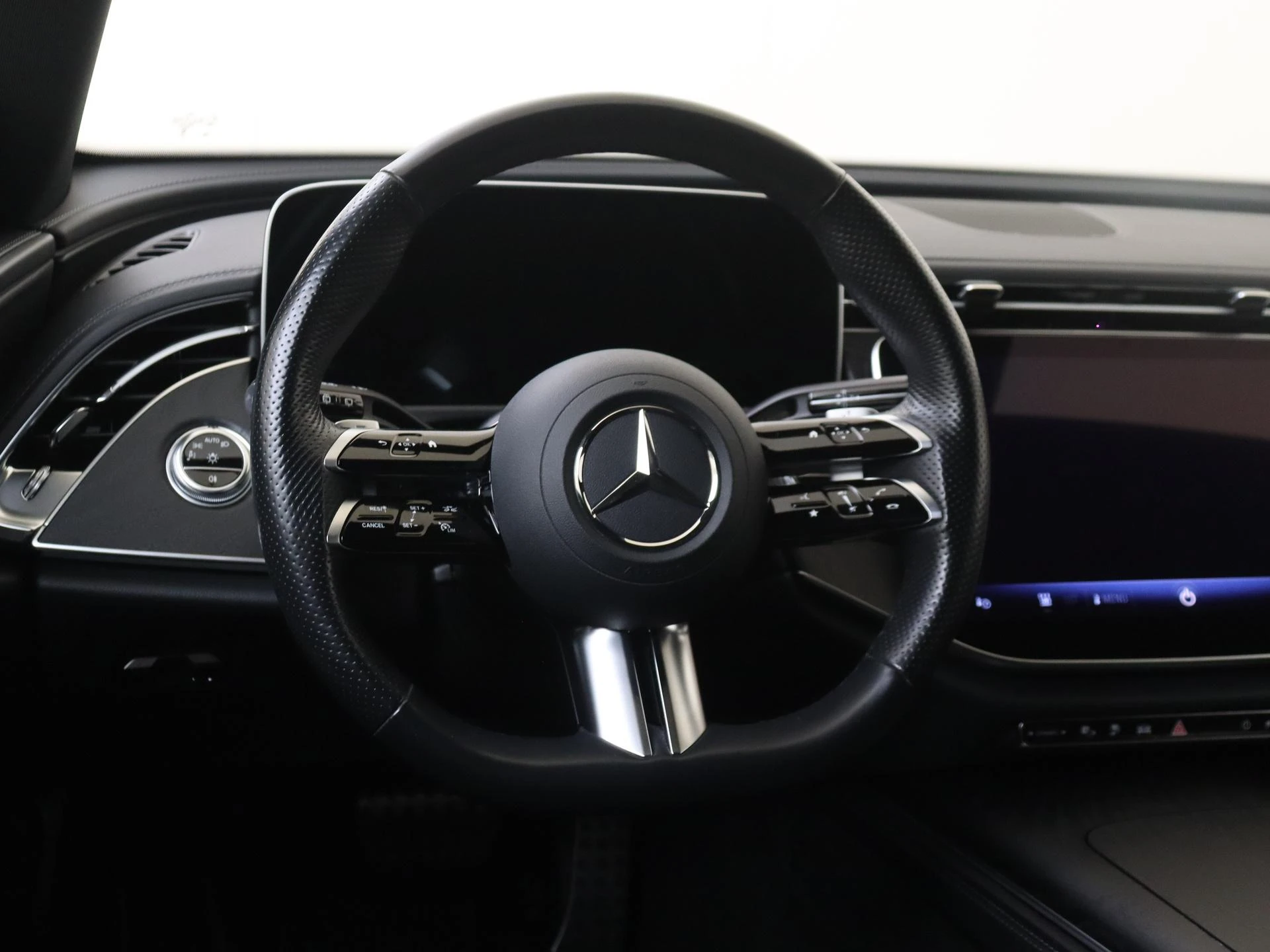 Mercedes-Benz-E-Klasse-image-9