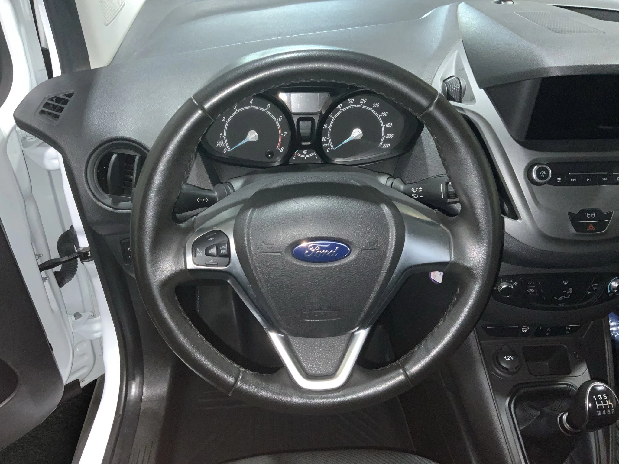 Ford-Transit Courier-image-11