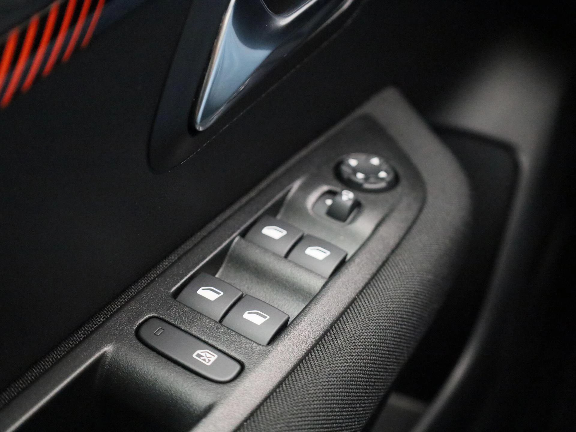 Peugeot-e-208-image-24