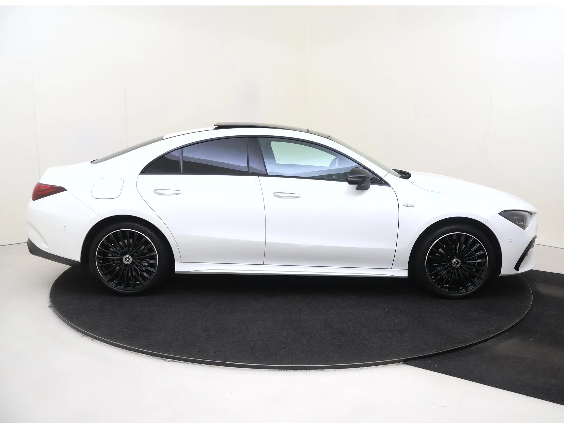 Mercedes-Benz-CLA-image-8