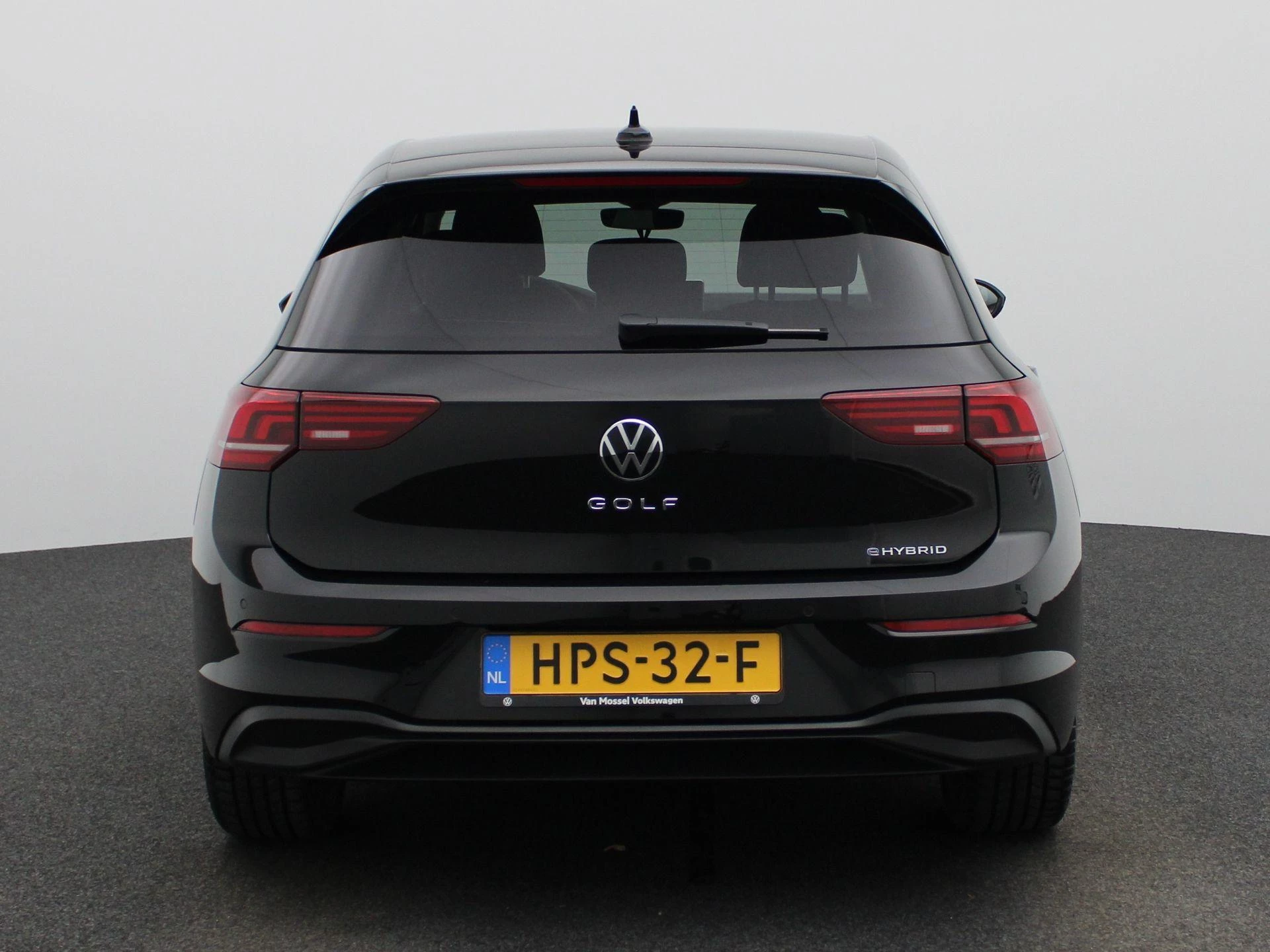 Volkswagen-Golf-image-4