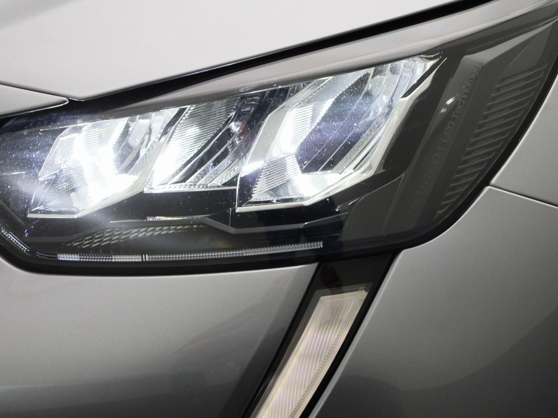 Peugeot-e-208-image-16