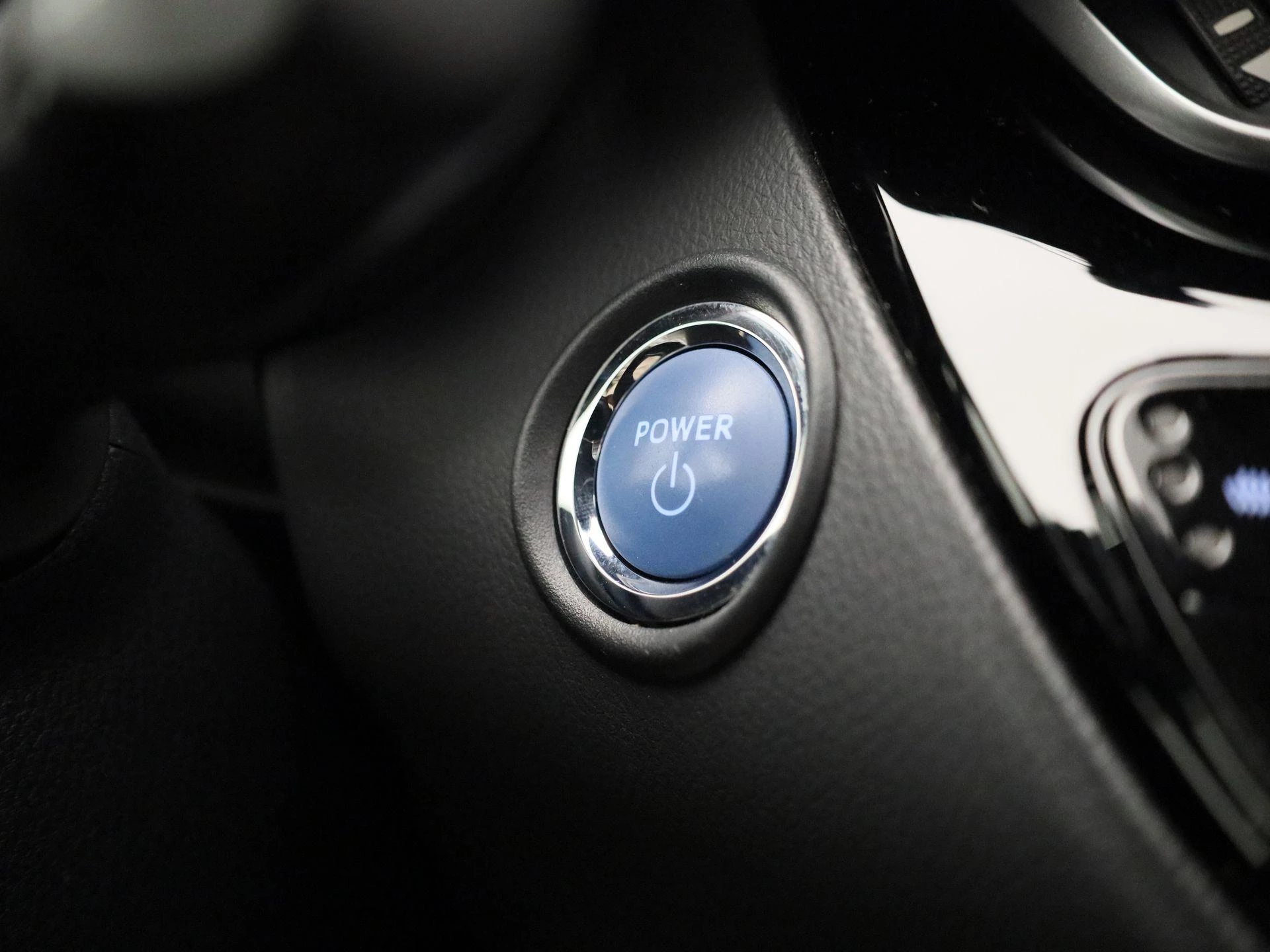 Toyota-C-HR-image-23