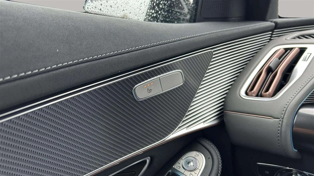 Mercedes-Benz-EQC-image-10