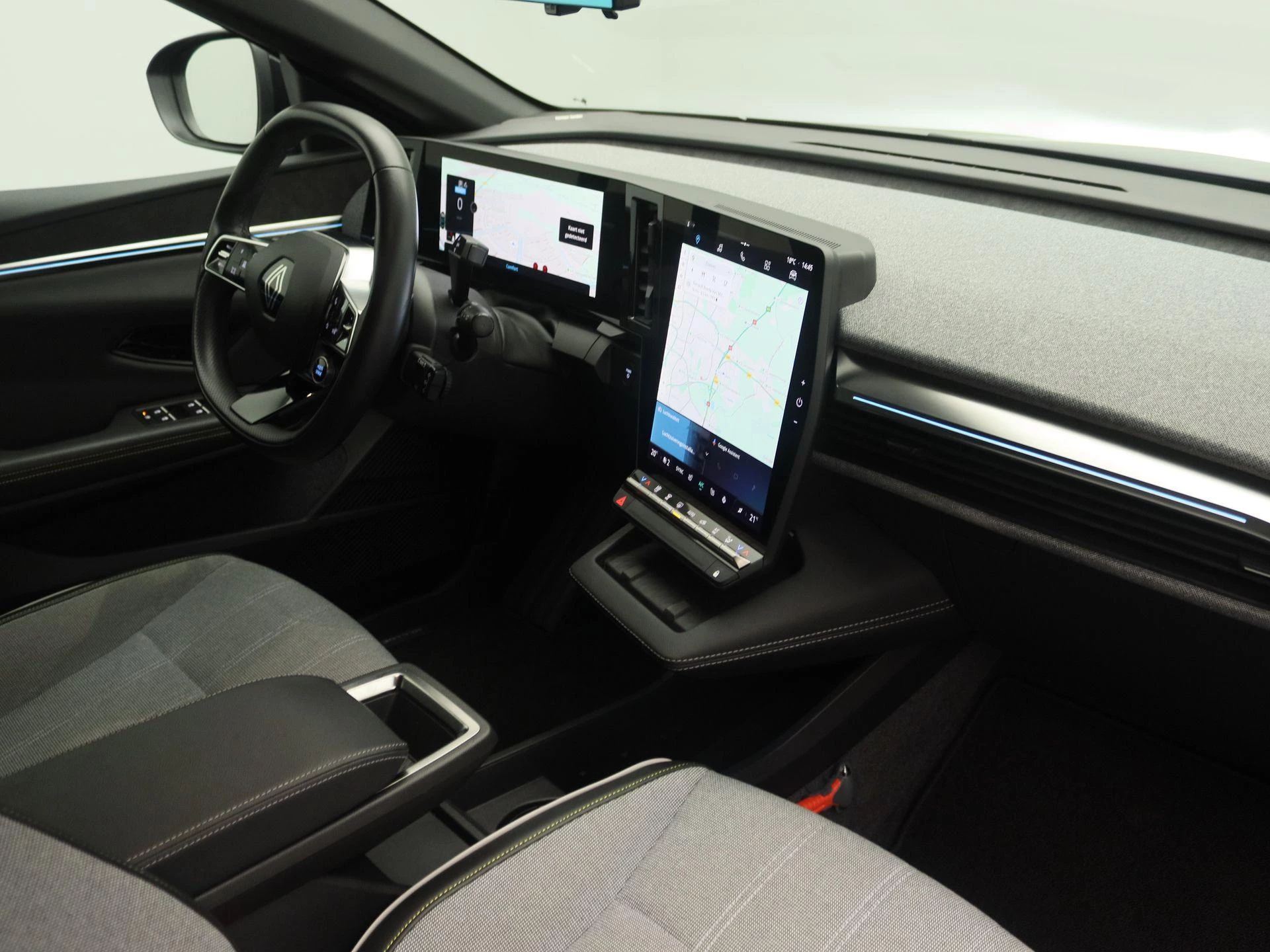 Renault-Megane E-Tech-image-24