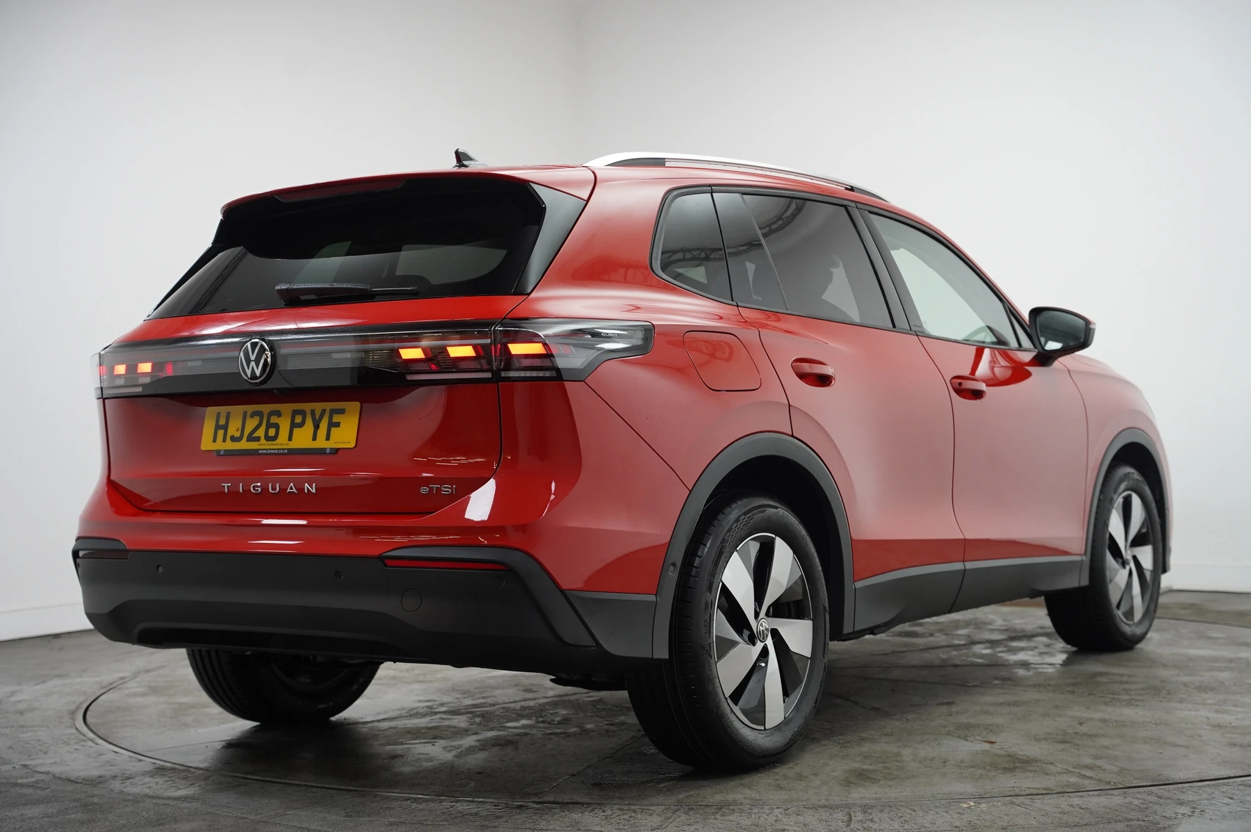 Volkswagen-Tiguan-image-13