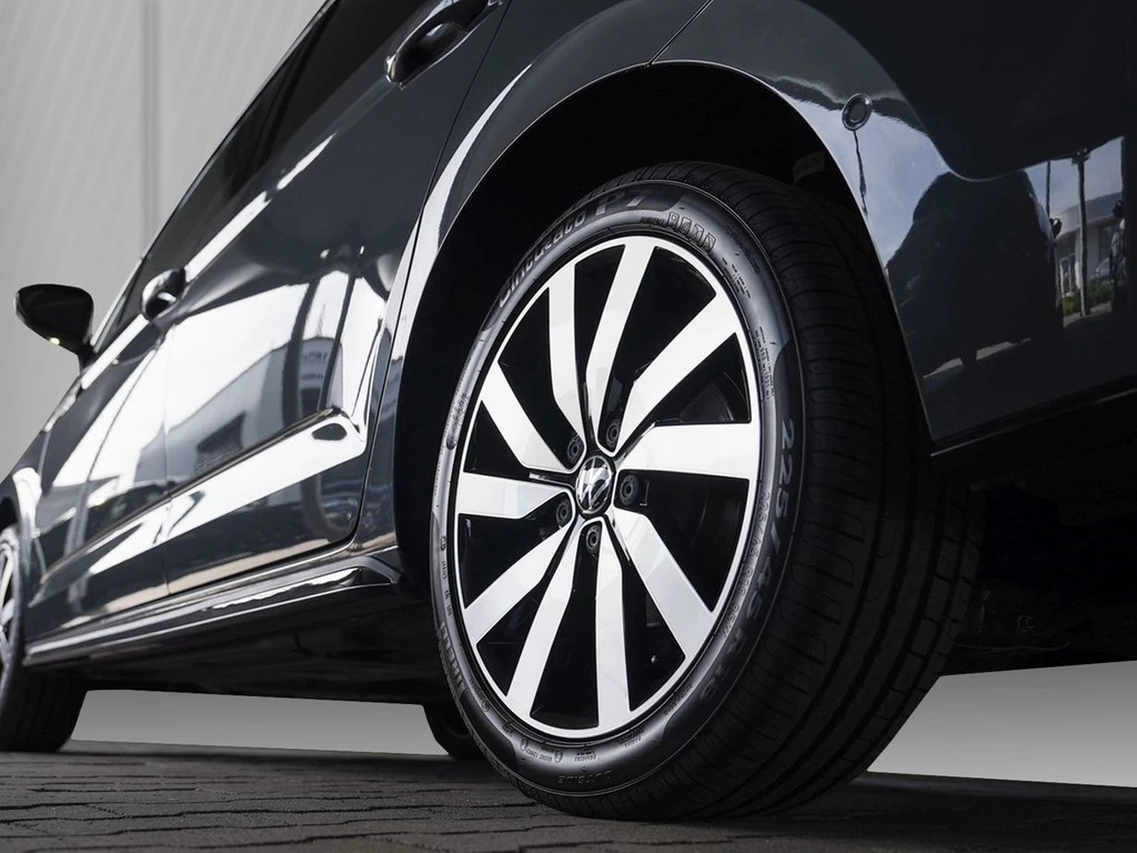 Volkswagen-Touran-image-4