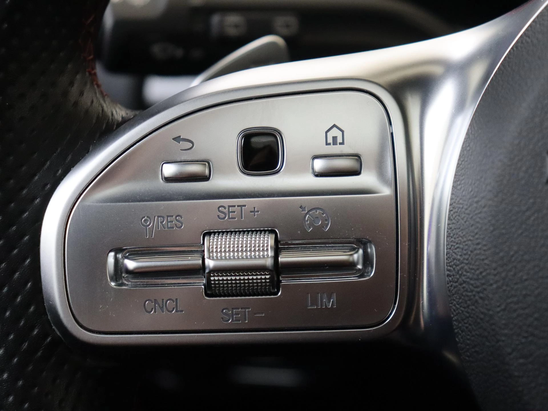 Mercedes-Benz-GLA-image-12