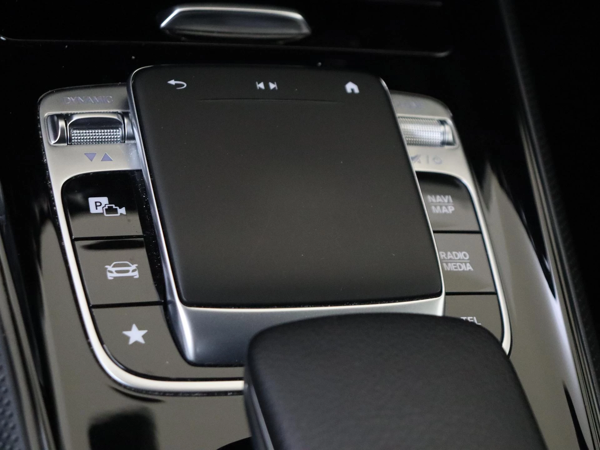 Mercedes-Benz-GLB-image-19