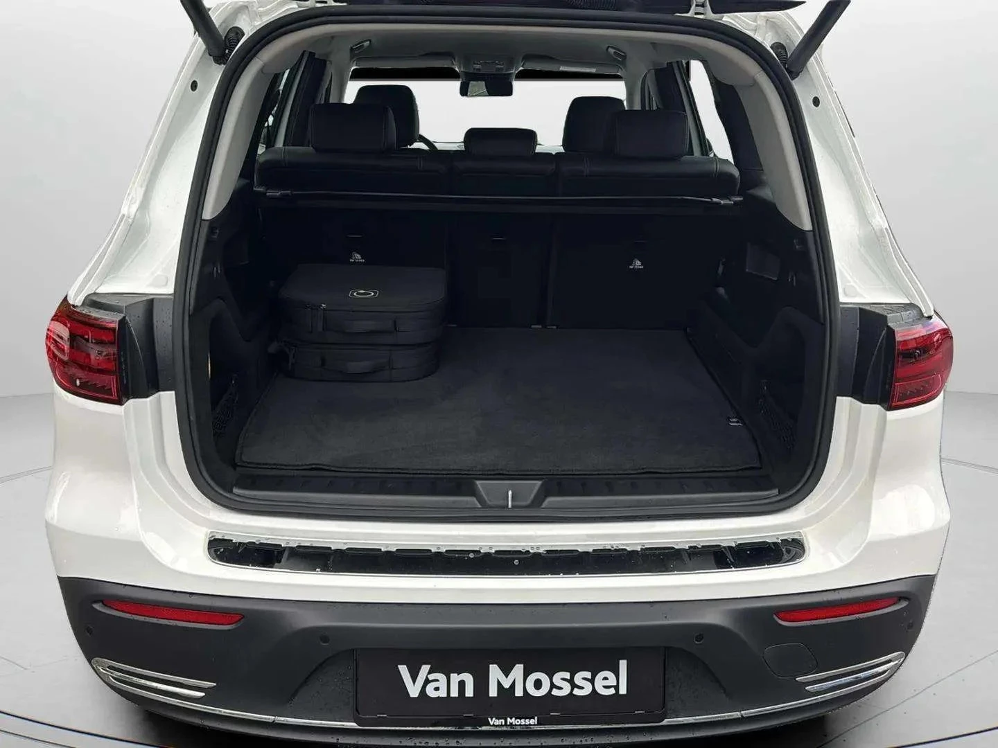 Mercedes-Benz-EQB-image-12