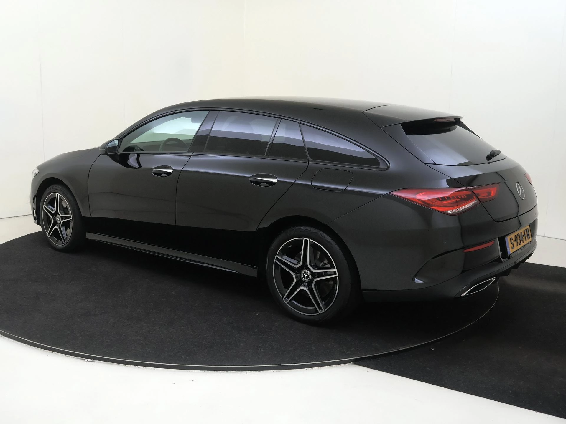 Mercedes-Benz-CLA-image-2