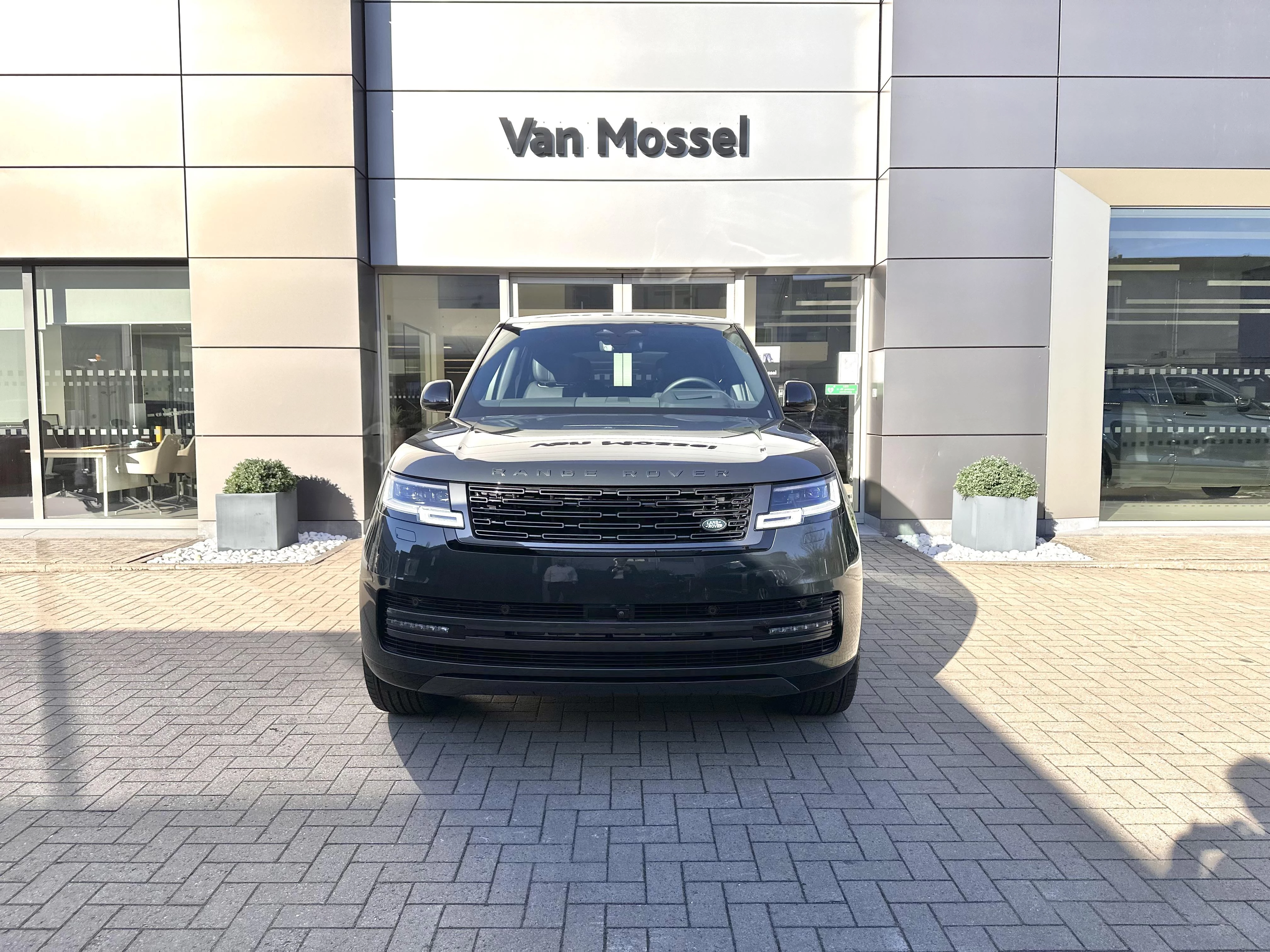 Land Rover-Range Rover-image-1