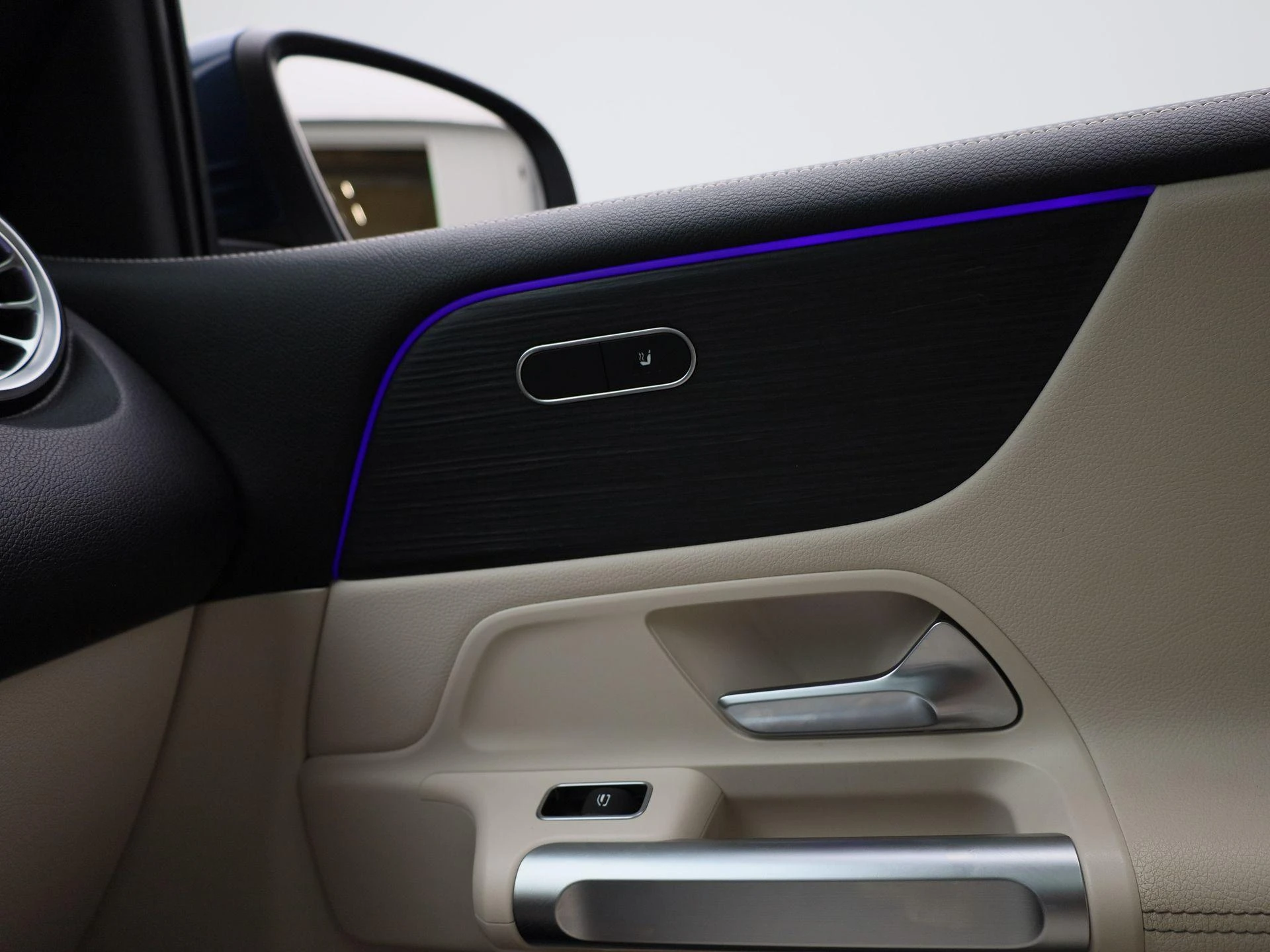 Mercedes-Benz-EQB-image-38