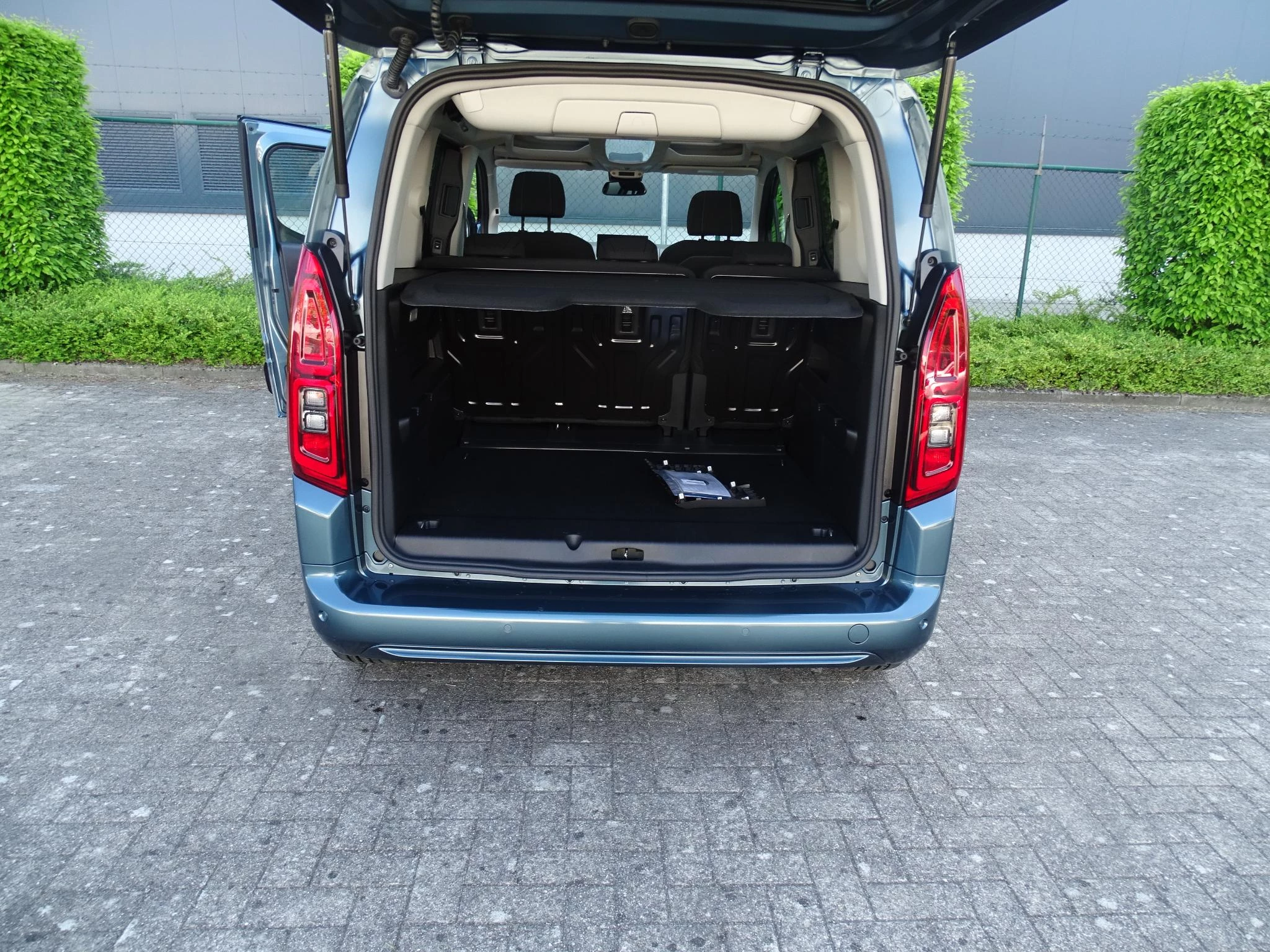 Fiat Qubo 1.2T +gps+camera+park pilot +magic top