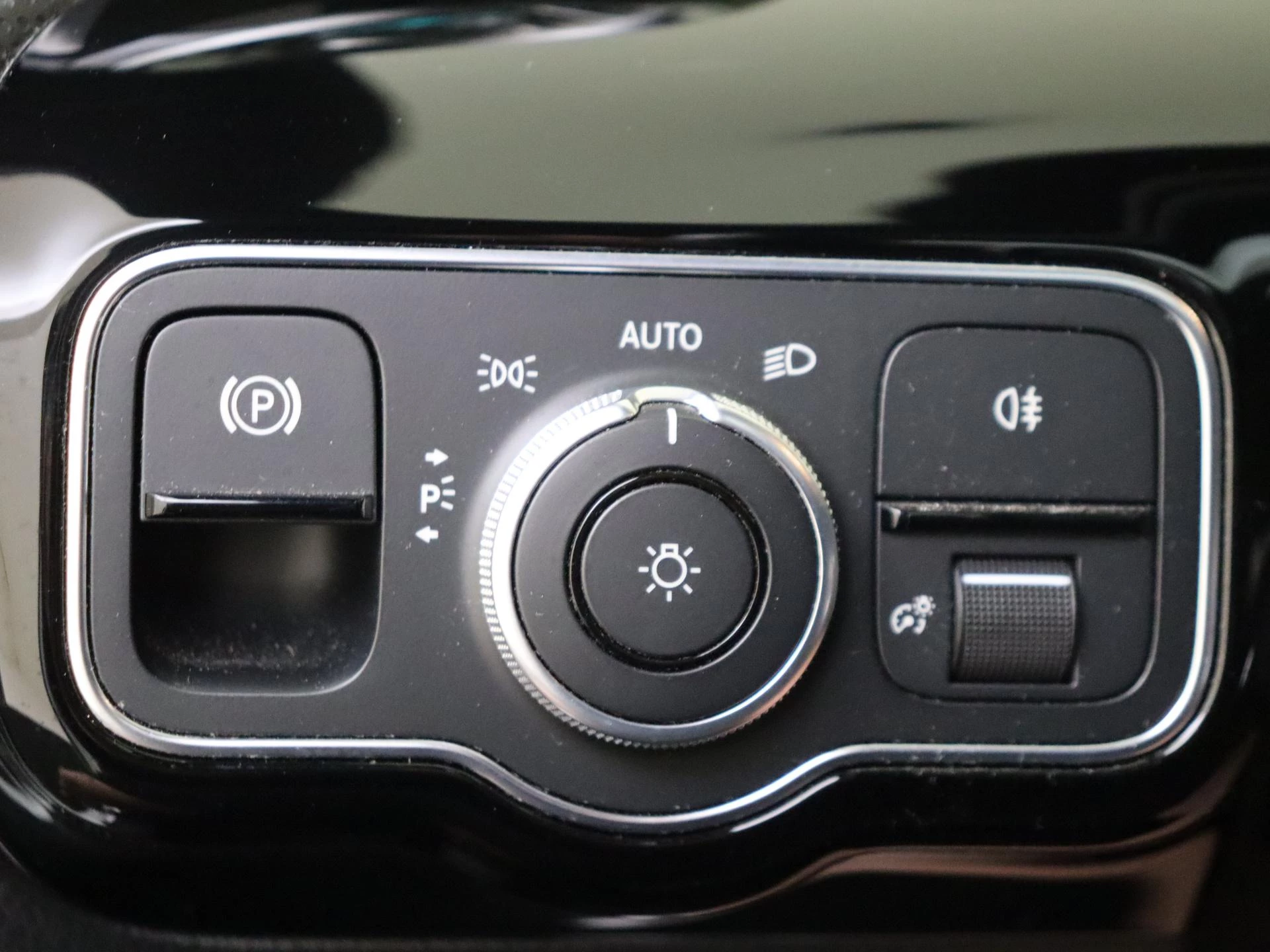 Mercedes-Benz-CLA-image-24