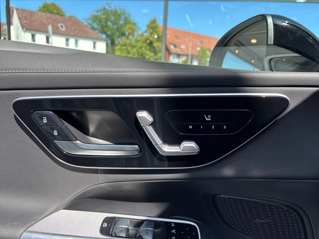 Mercedes-Benz-GLC 300 d-image-7