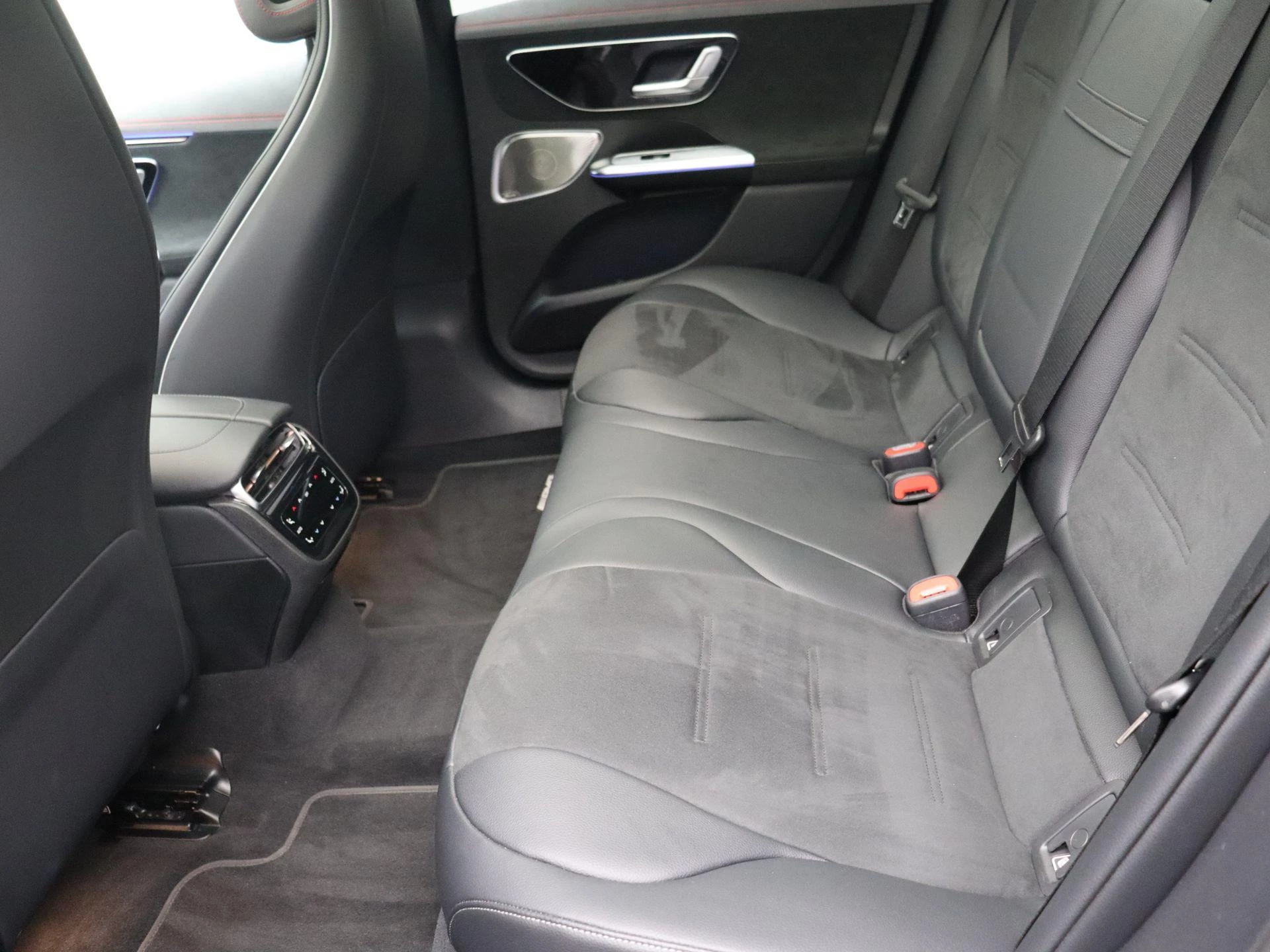 Mercedes-Benz-EQE-image-11