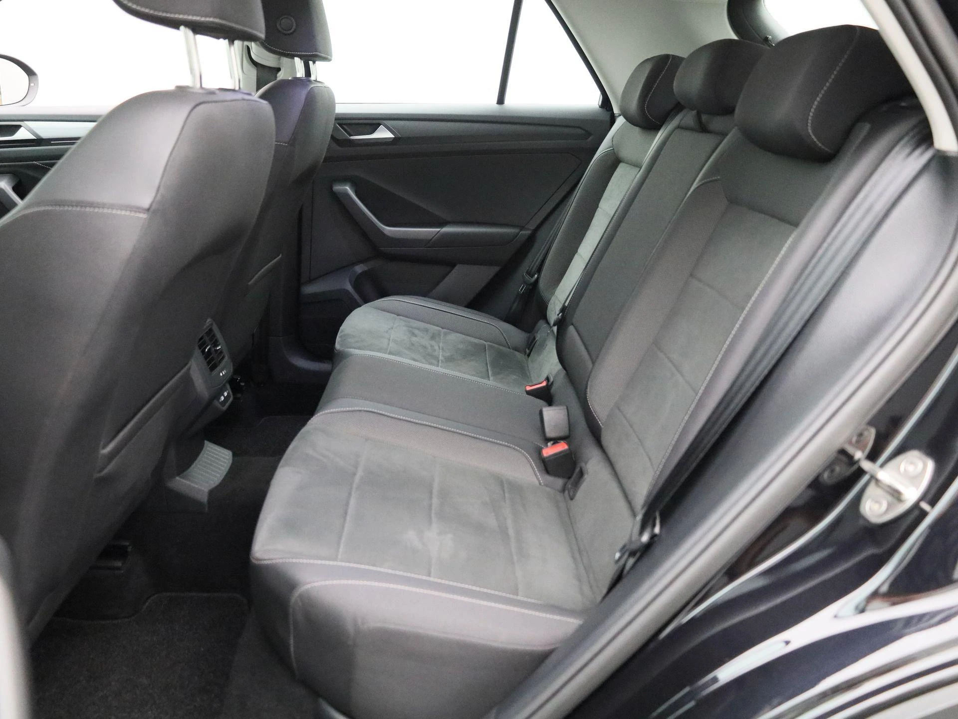 Volkswagen-T-Roc-image-10