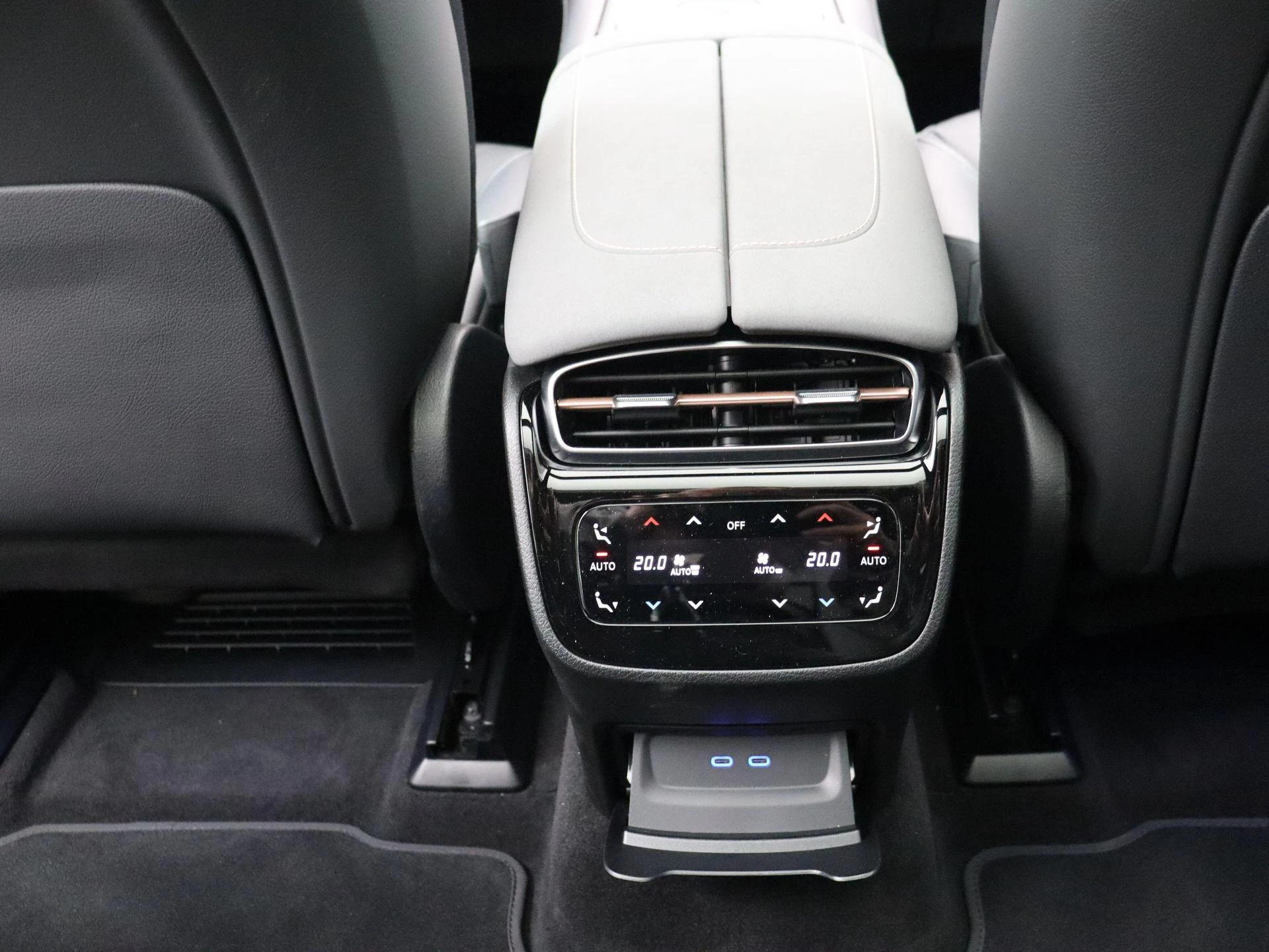 Mercedes-Benz-EQS-image-20