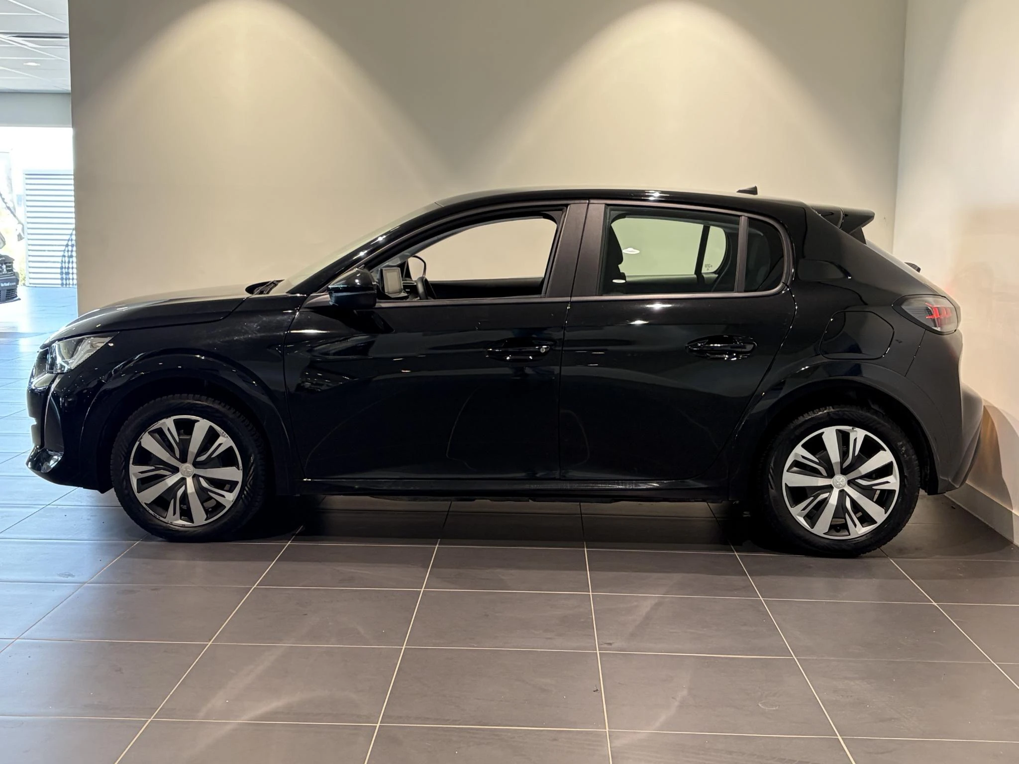 Peugeot-e-208-image-2