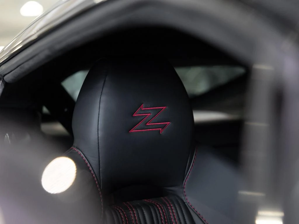 Aston Martin-V12 Vantage-image-5