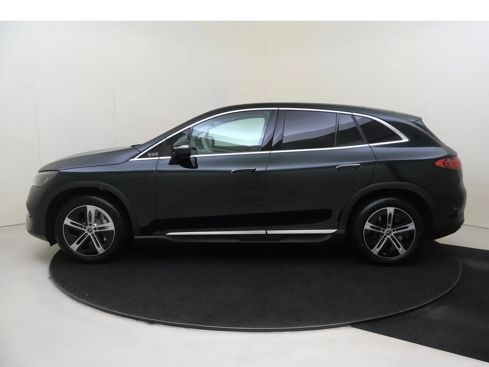 Mercedes-Benz-EQE-image-10
