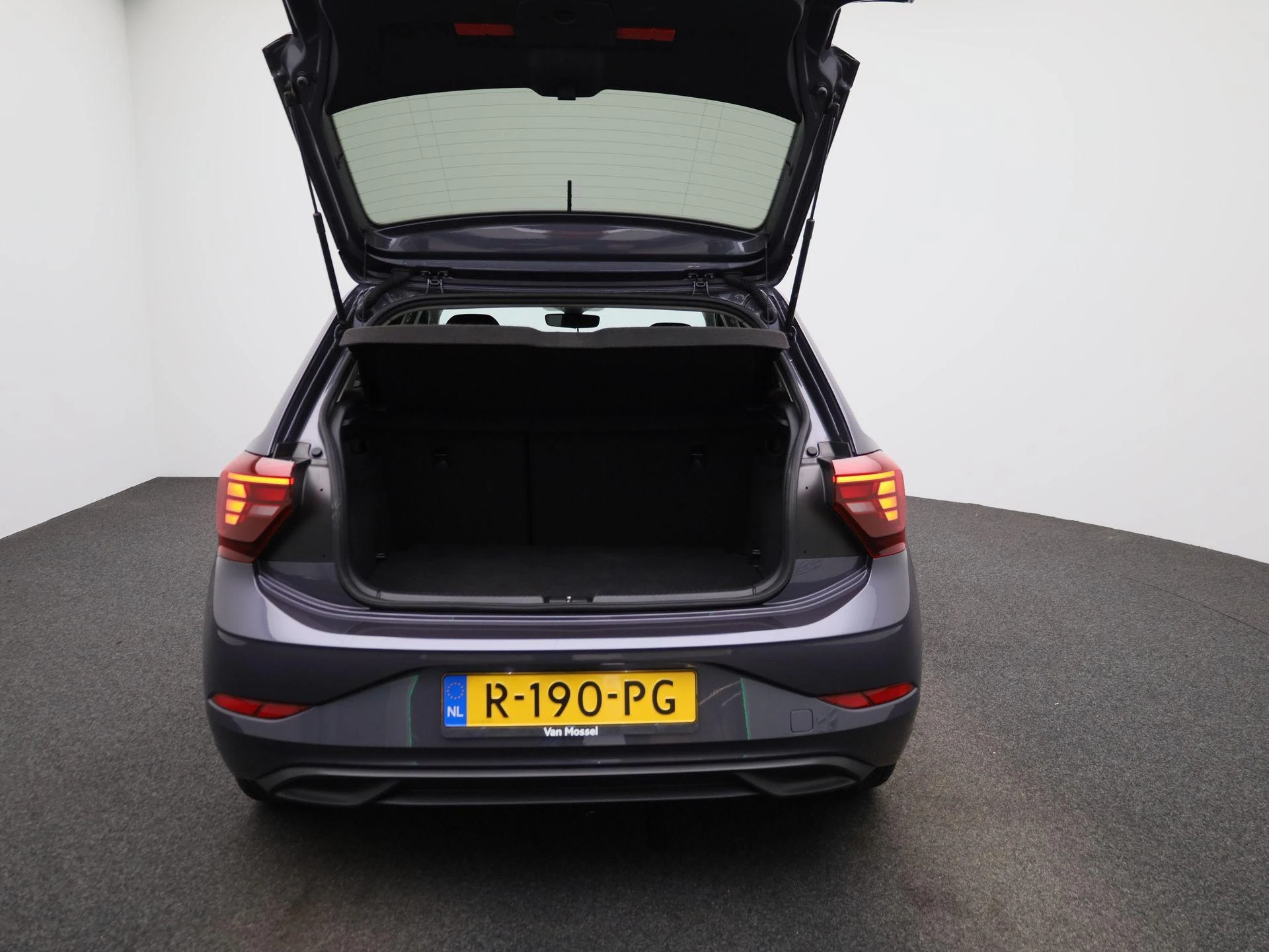 Volkswagen-Polo-image-10