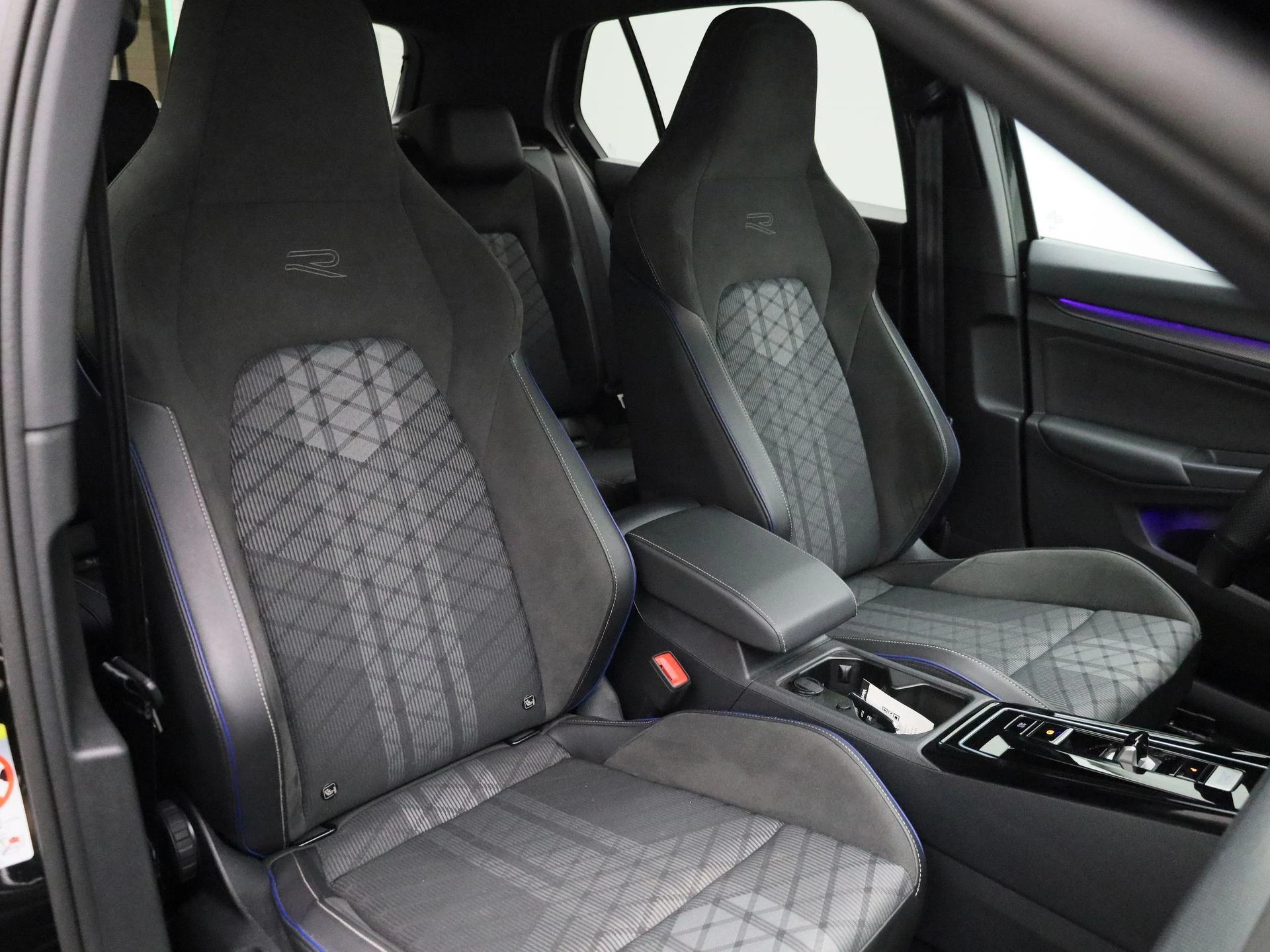 Volkswagen Golf 1.5 eTSI R-Line Edition