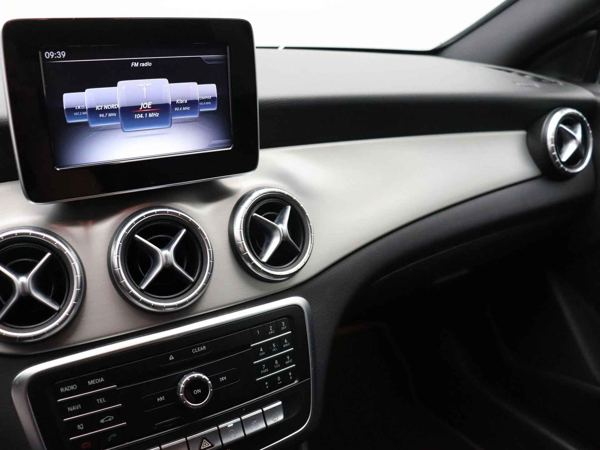 Mercedes-Benz CLA 180 AMG LINE Shooting Brake + PANORAMISCH DAK + CAMERA + NIGHTPAKKET +
