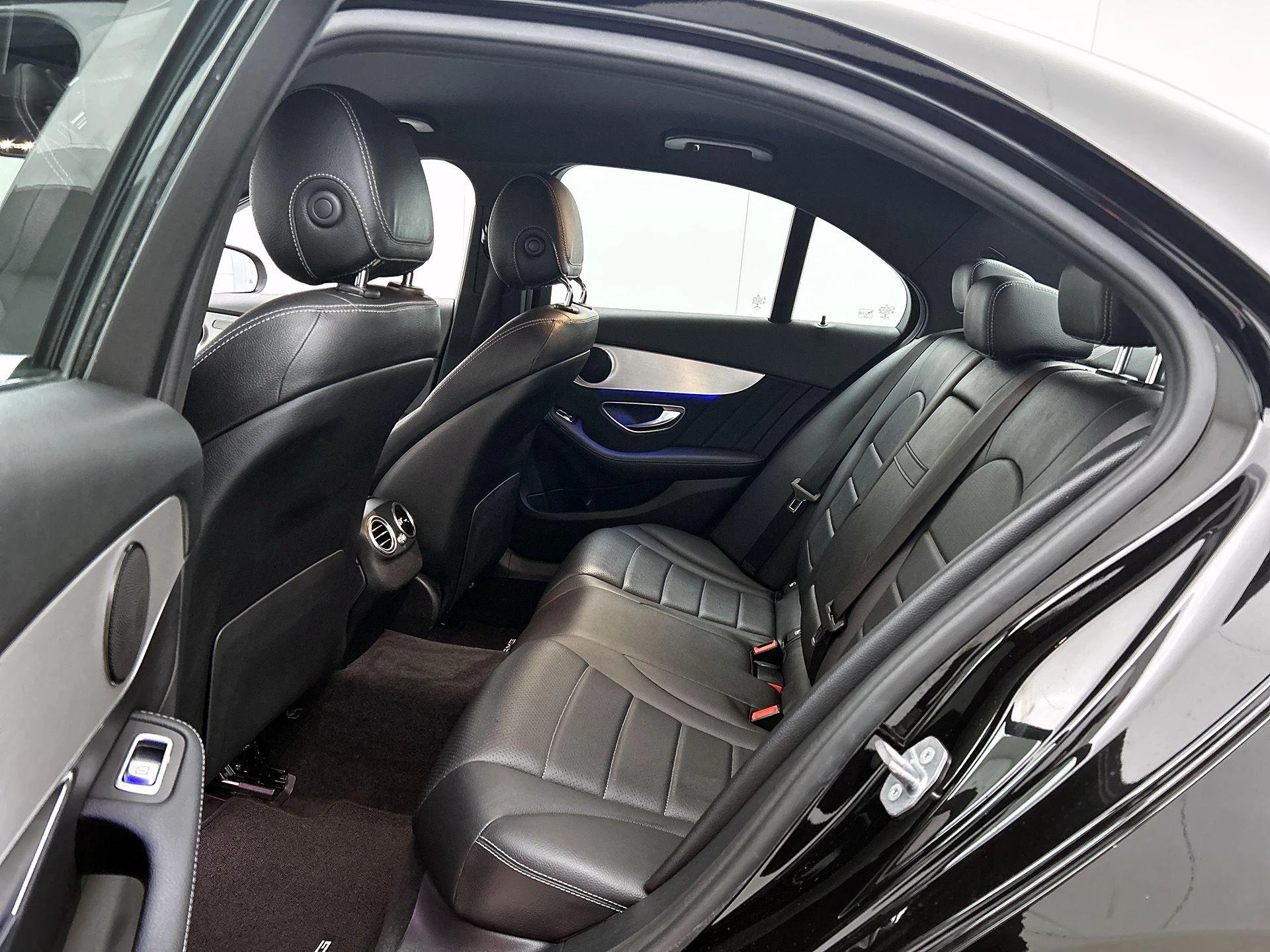 Mercedes-Benz-C-Klasse-image-25