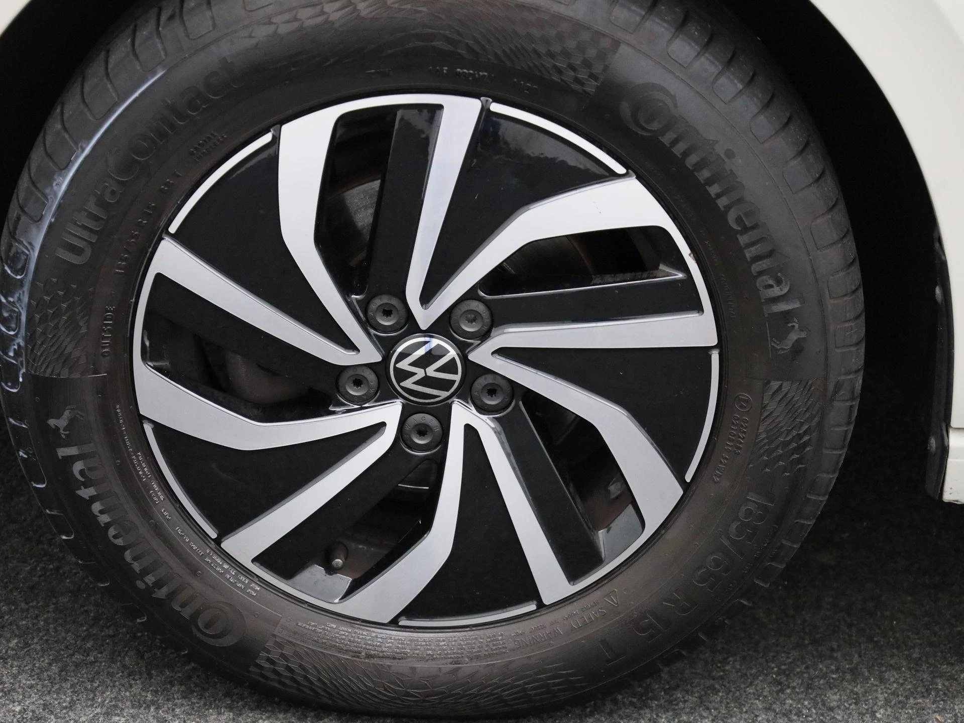 Volkswagen-Polo-image-12