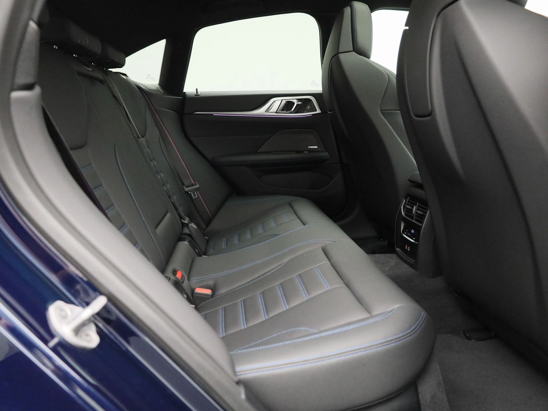 BMW-i4-image-54