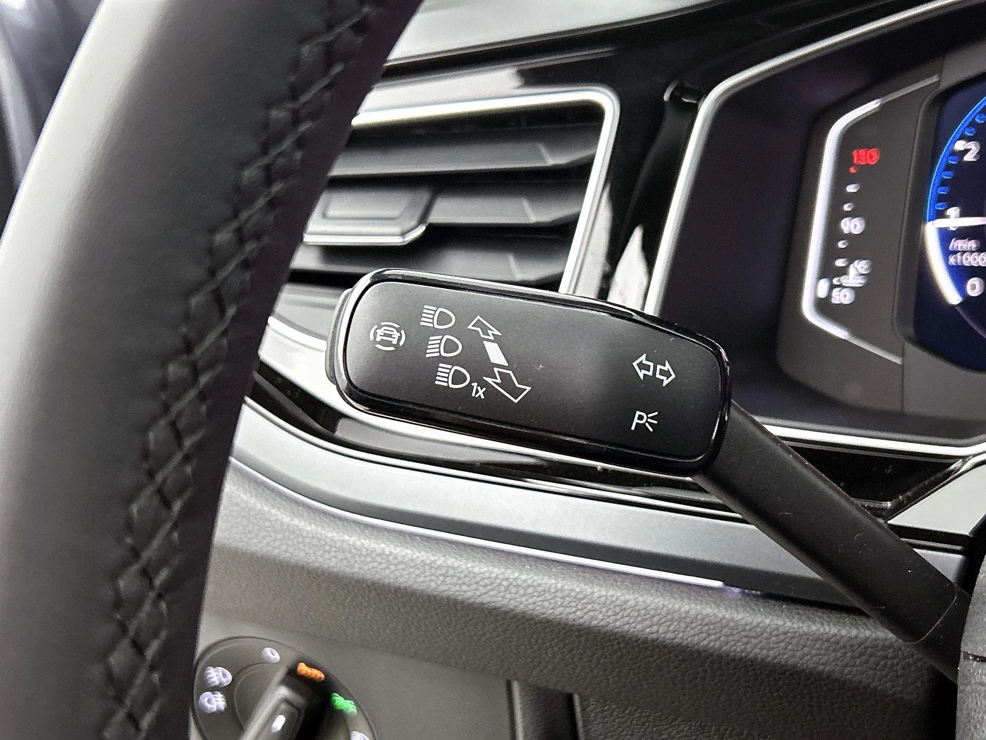 Volkswagen-Polo-image-9