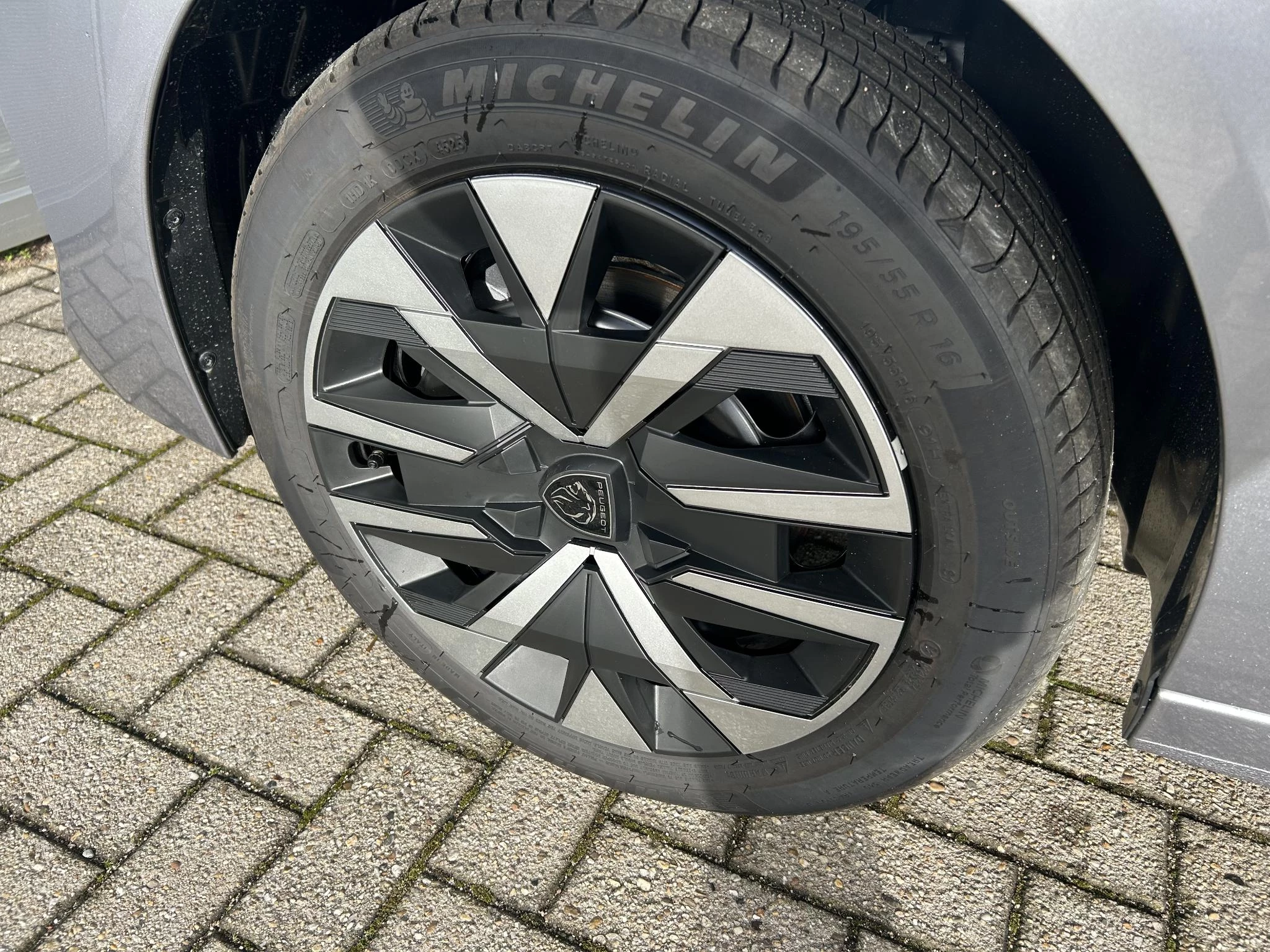 Peugeot-e-208-image-9