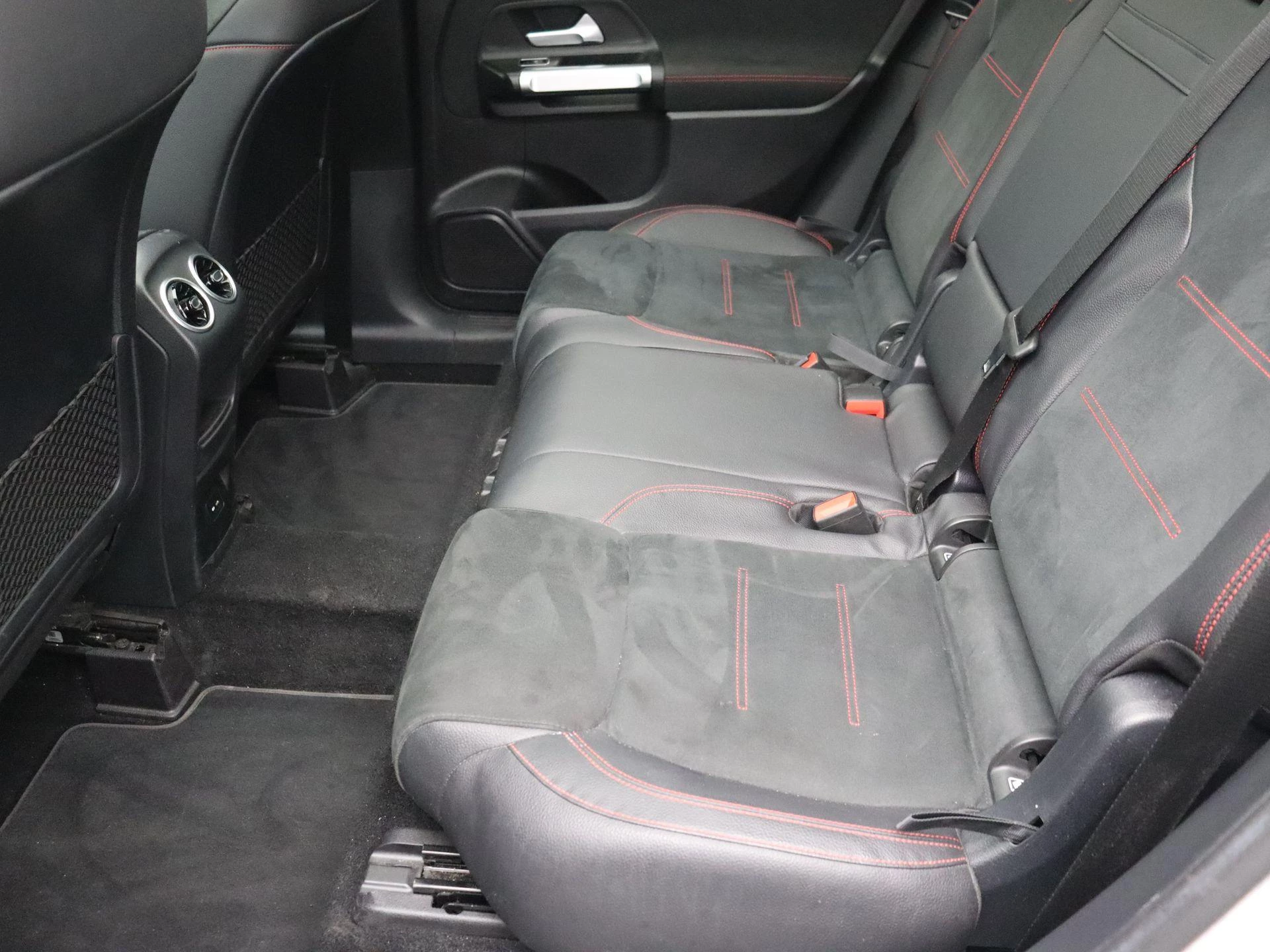 Mercedes-Benz GLB 180 AMG Line + PANORAMISCH DAK + MULTIBEAM LED + CARPLAY +