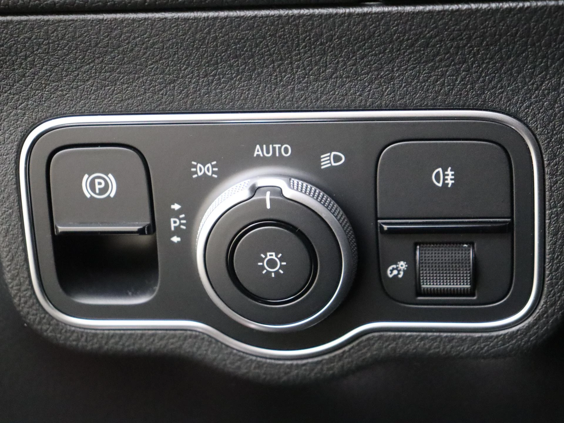 Mercedes-Benz-GLA-image-24